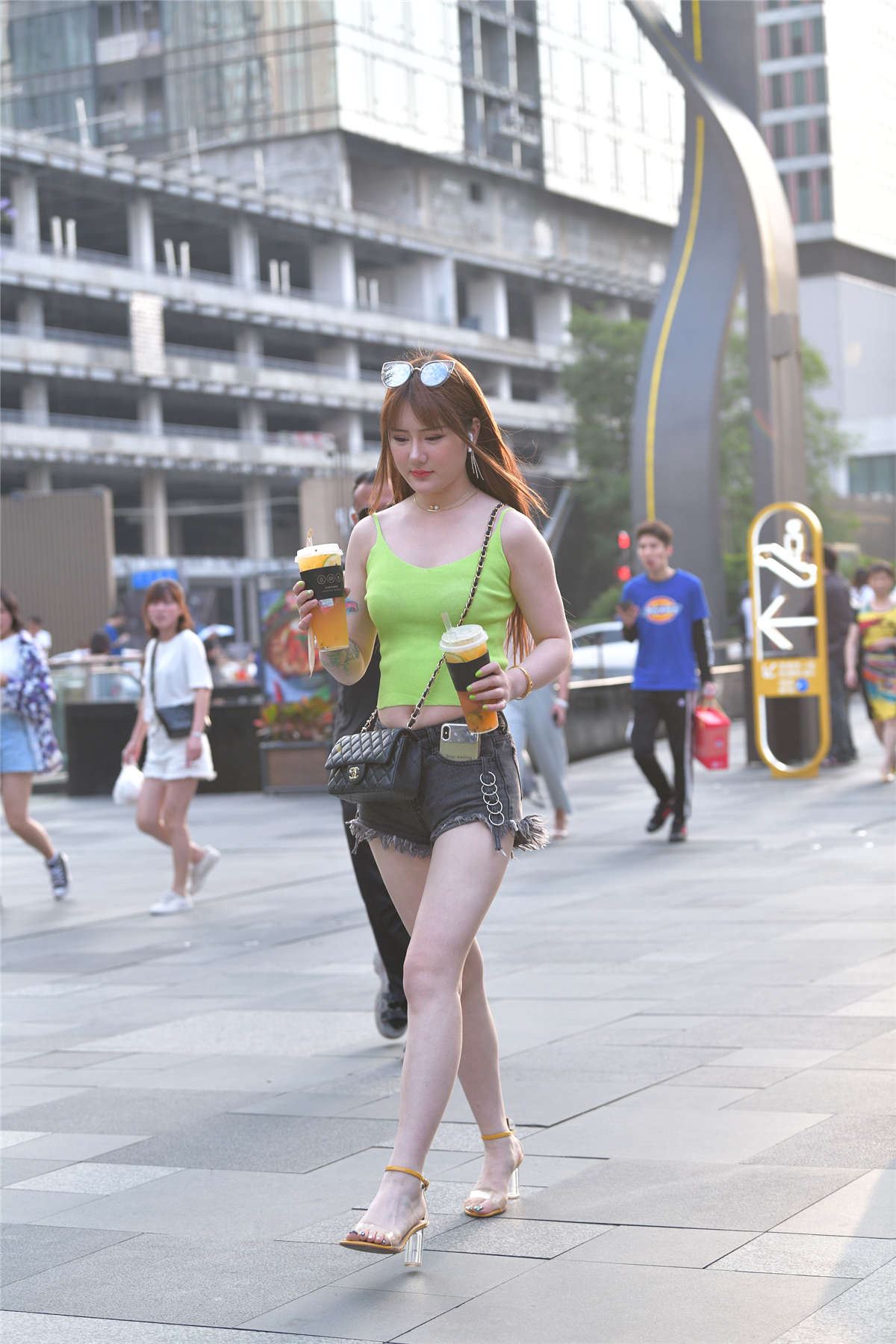 高挑牛仔短裤