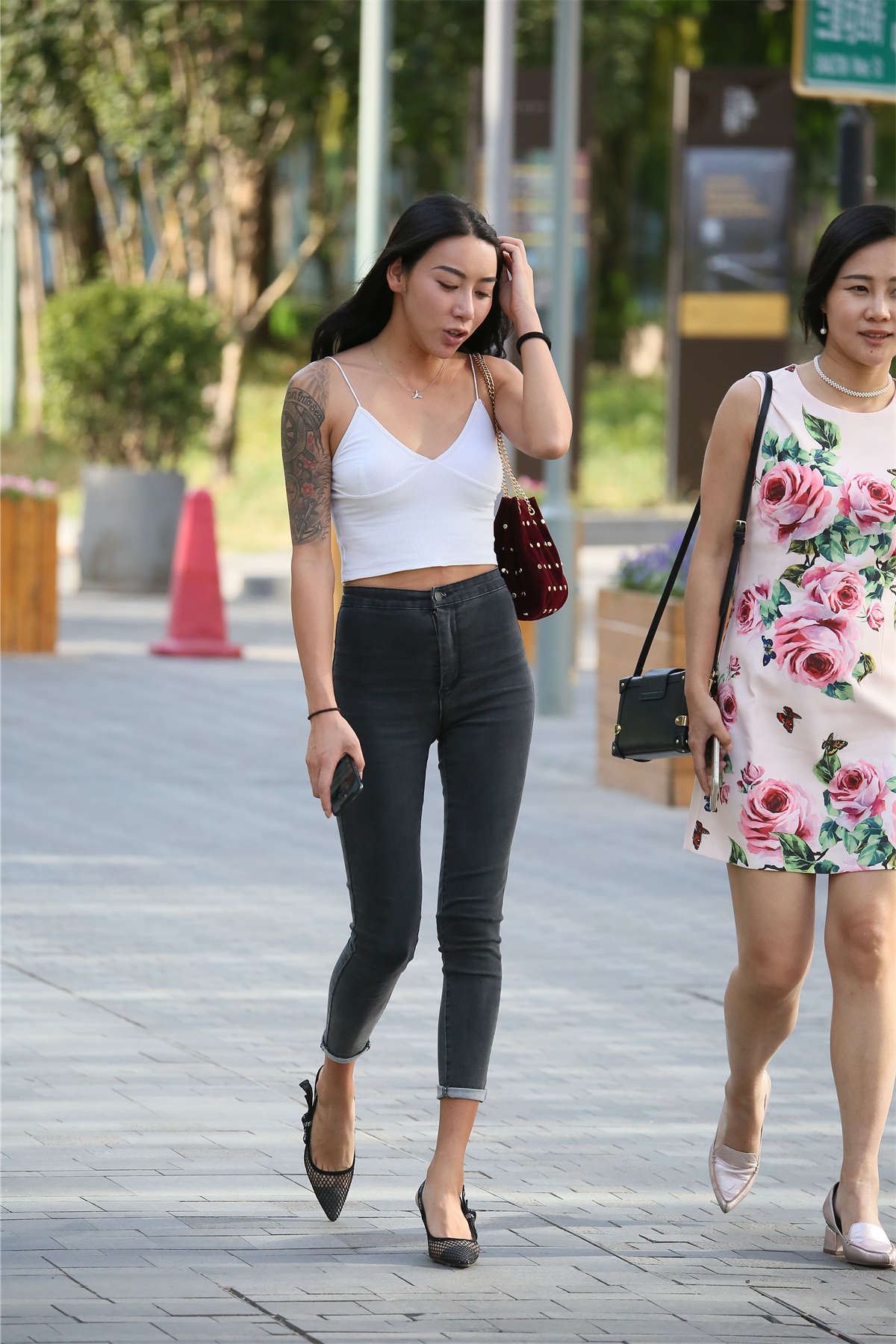高挑花臂牛仔裤