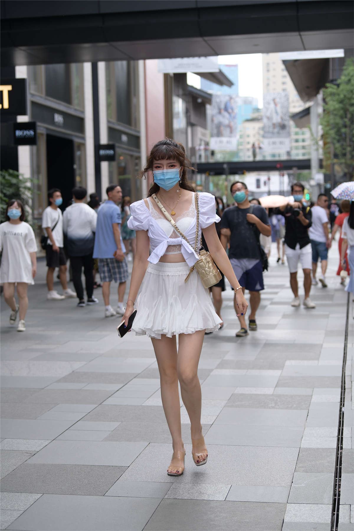高挑白色连衣裙