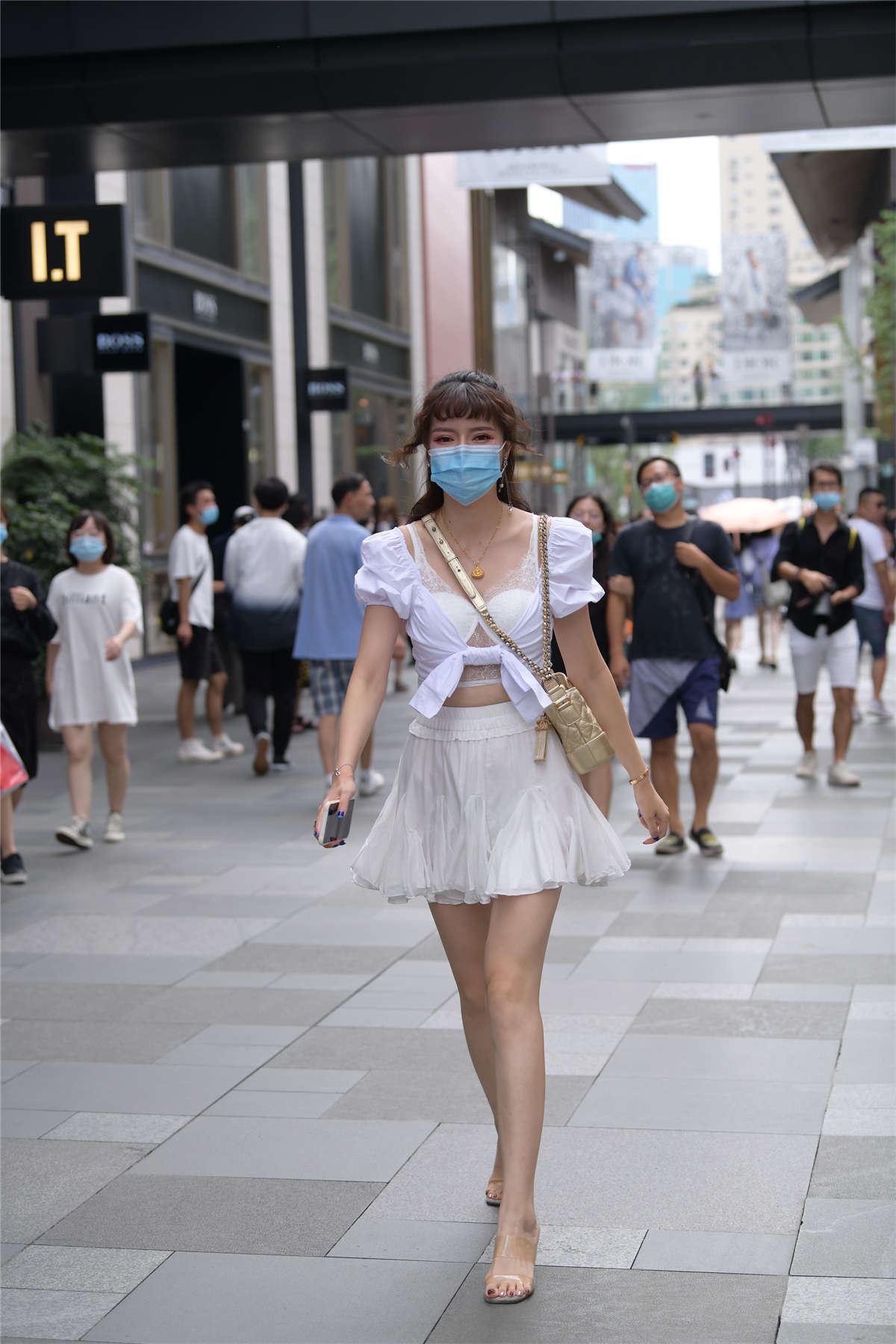 高挑白色连衣裙
