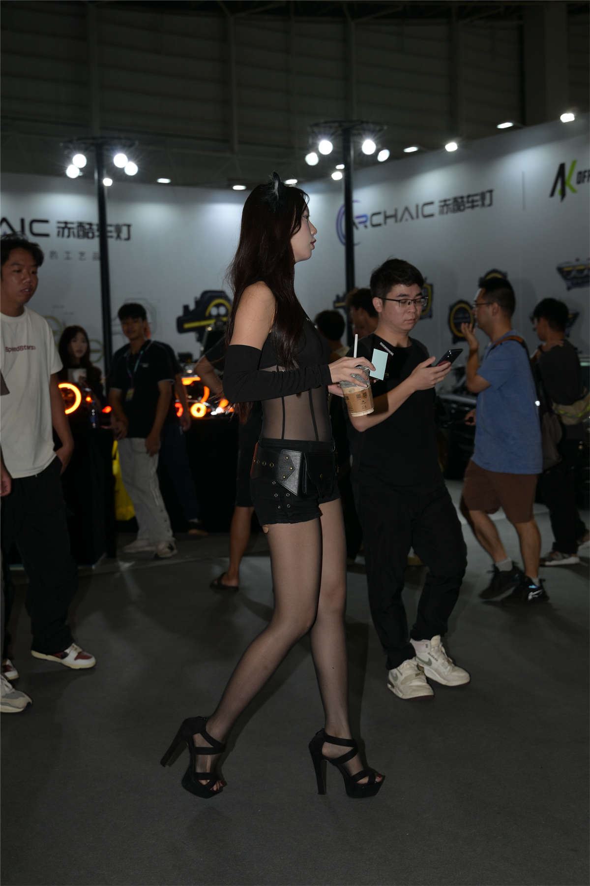 黑色短裤配黑丝