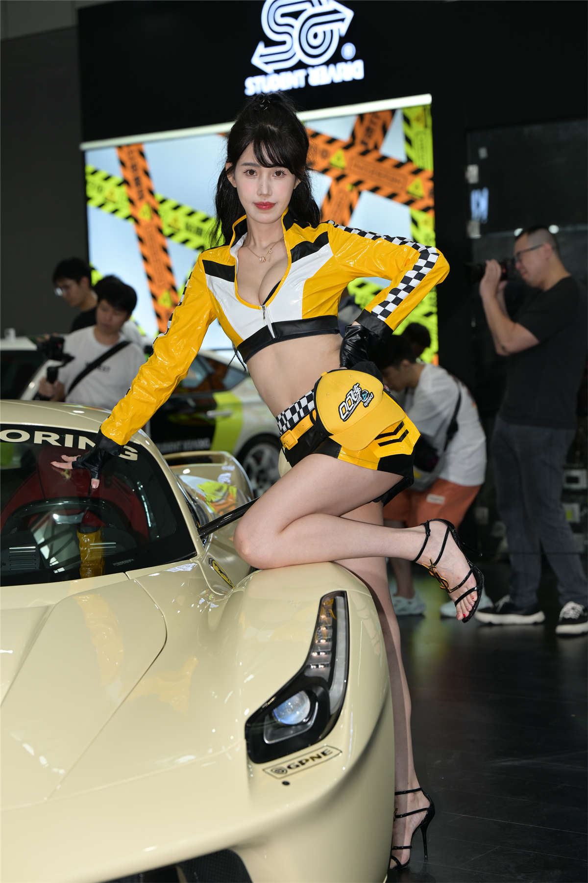 甜美飒爽车模