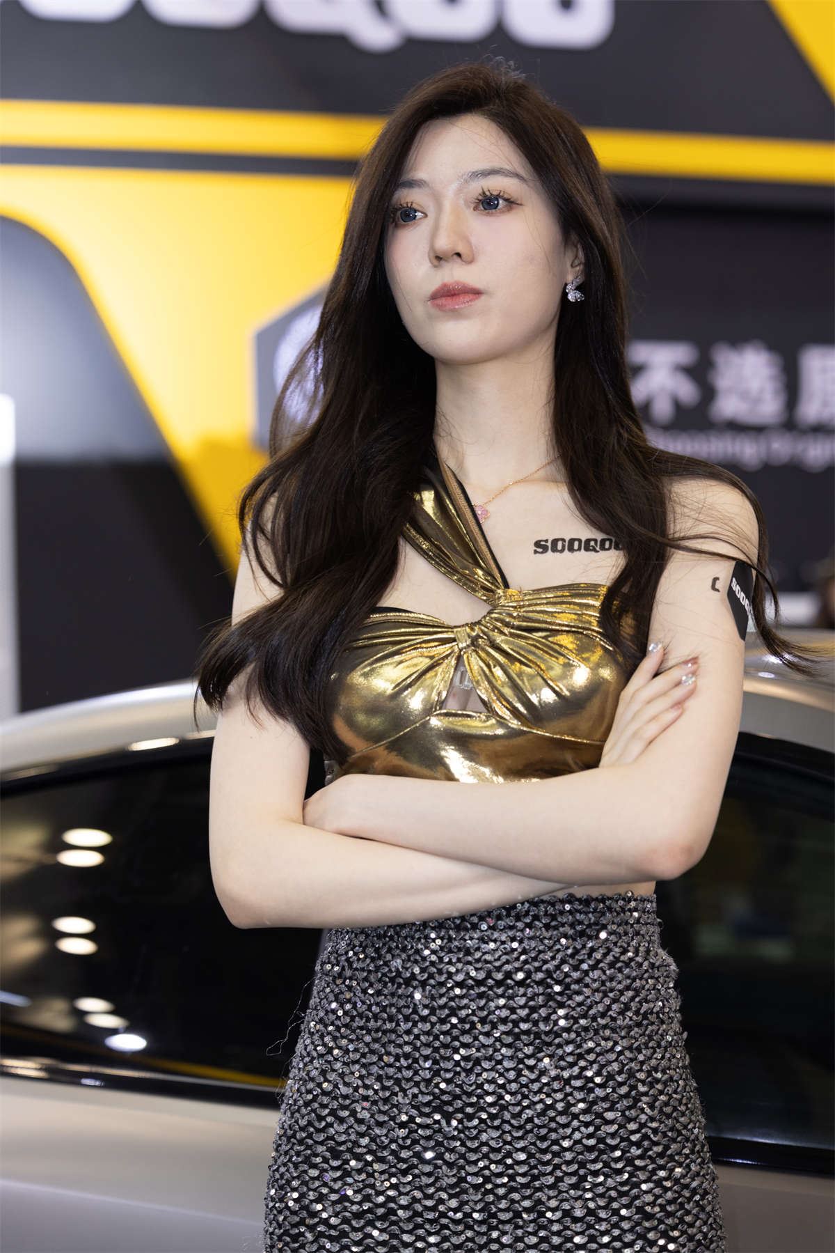 温婉气质车模