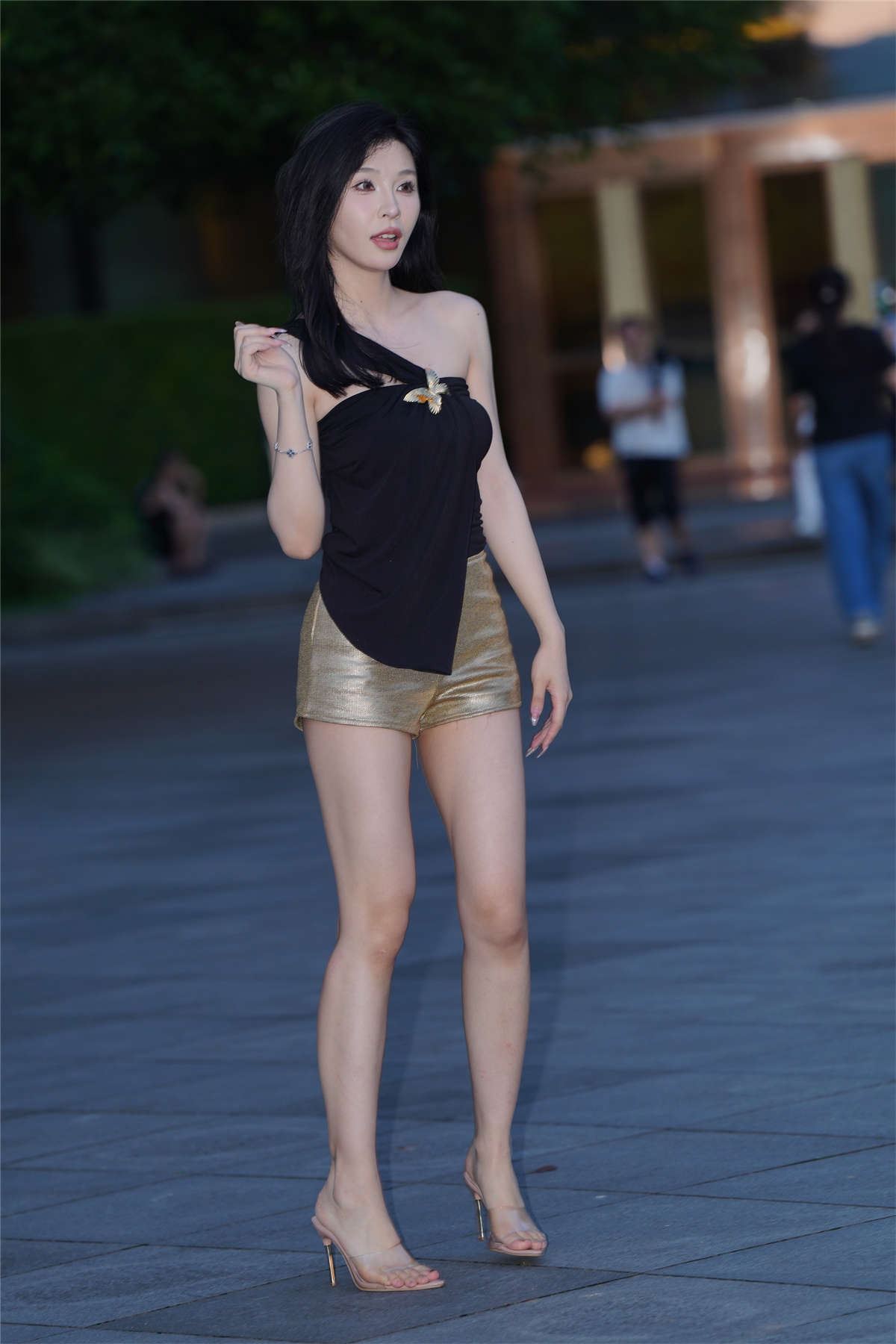 金色短裤美腿