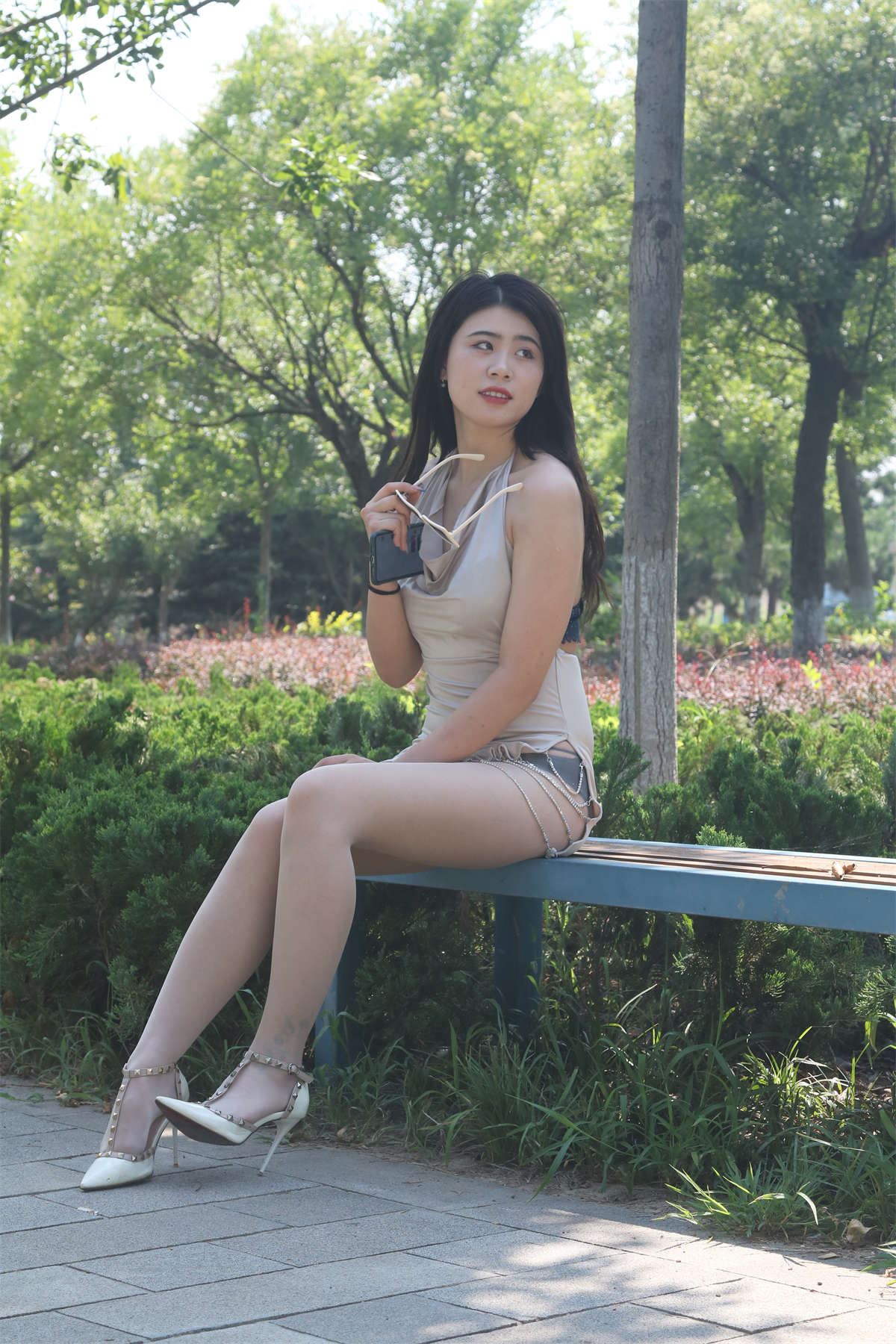白色开衩裙