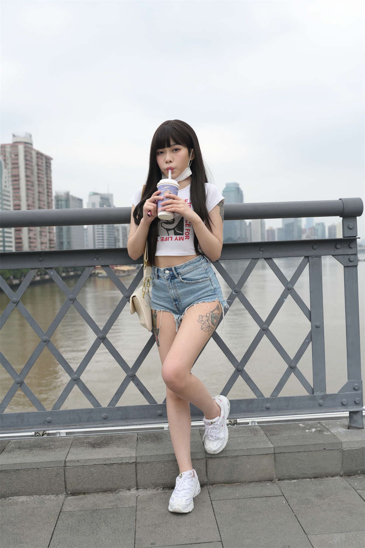 牛仔短裤小妹