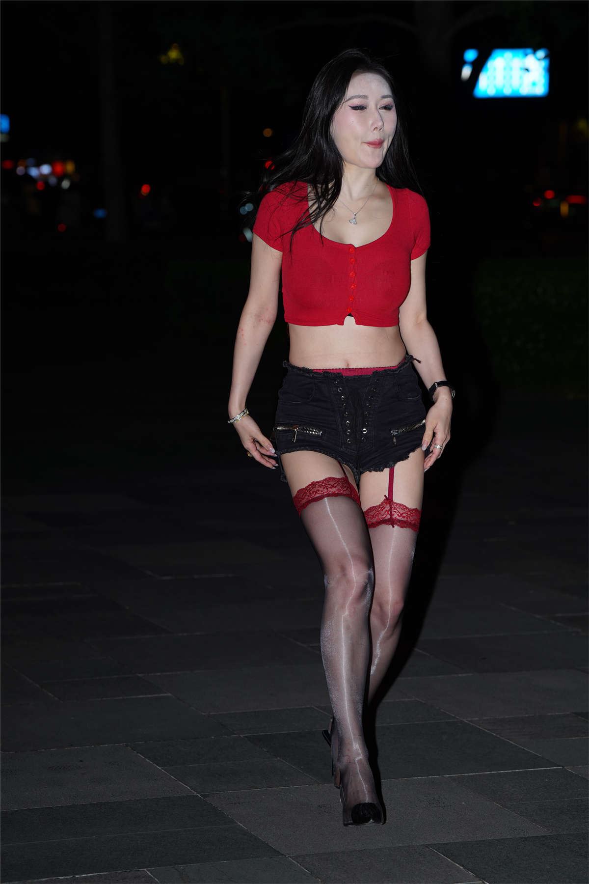牛仔短裤红黑搭配
