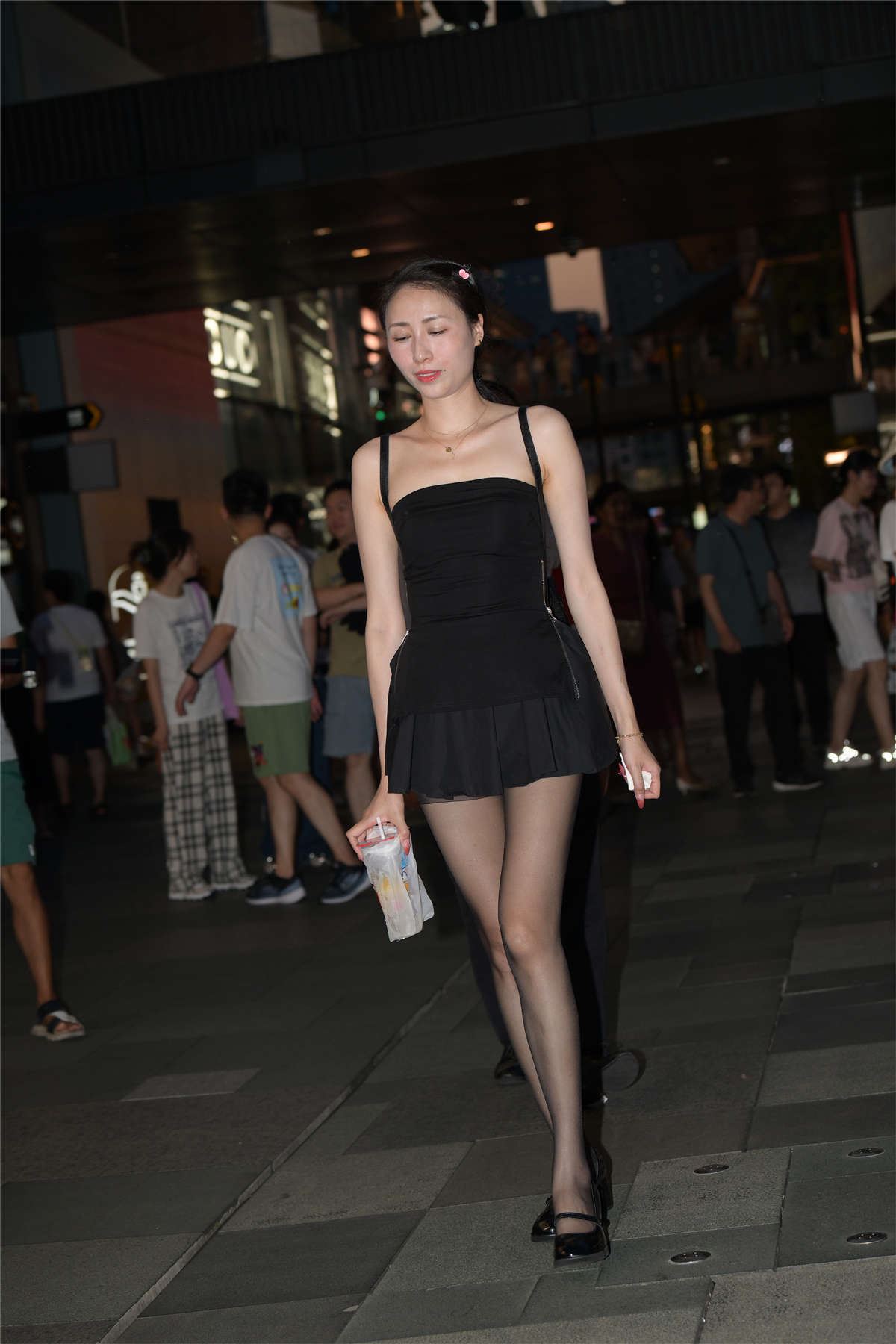 黑色吊带裙配黑丝