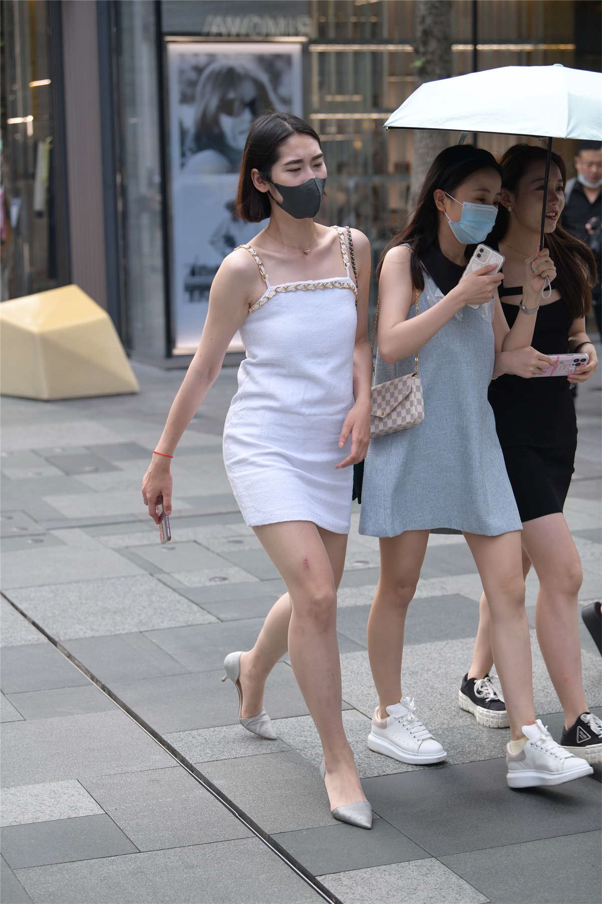 白色吊带裙