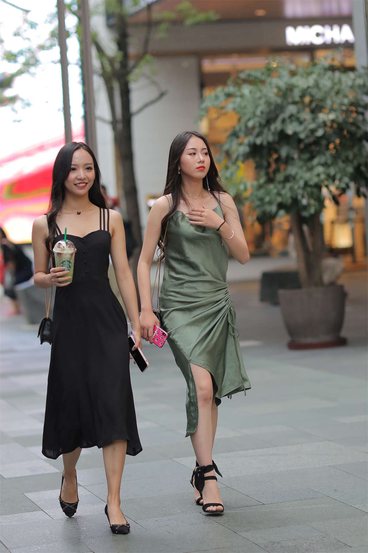 吊带长裙姐妹花