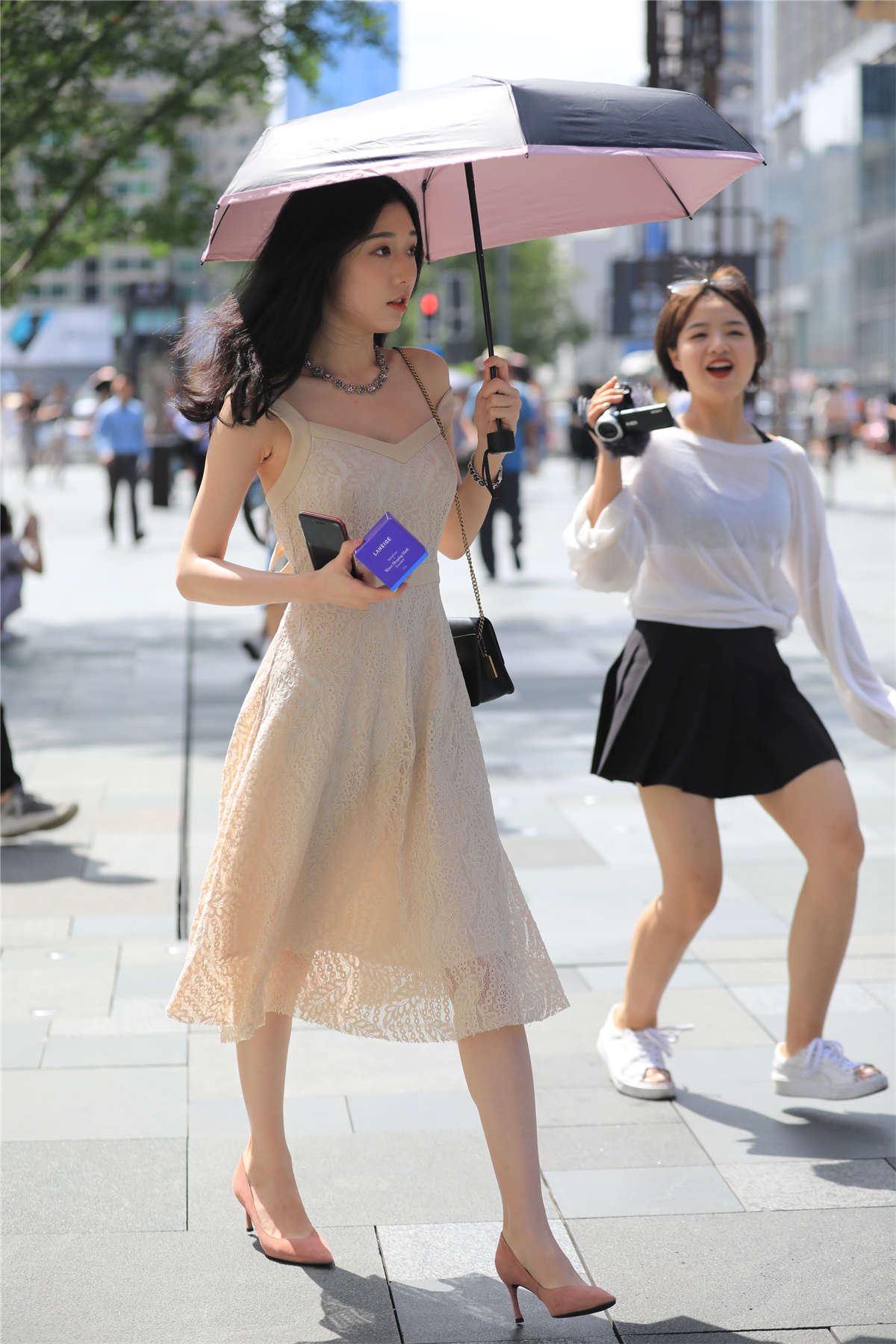 米色吊带裙女神