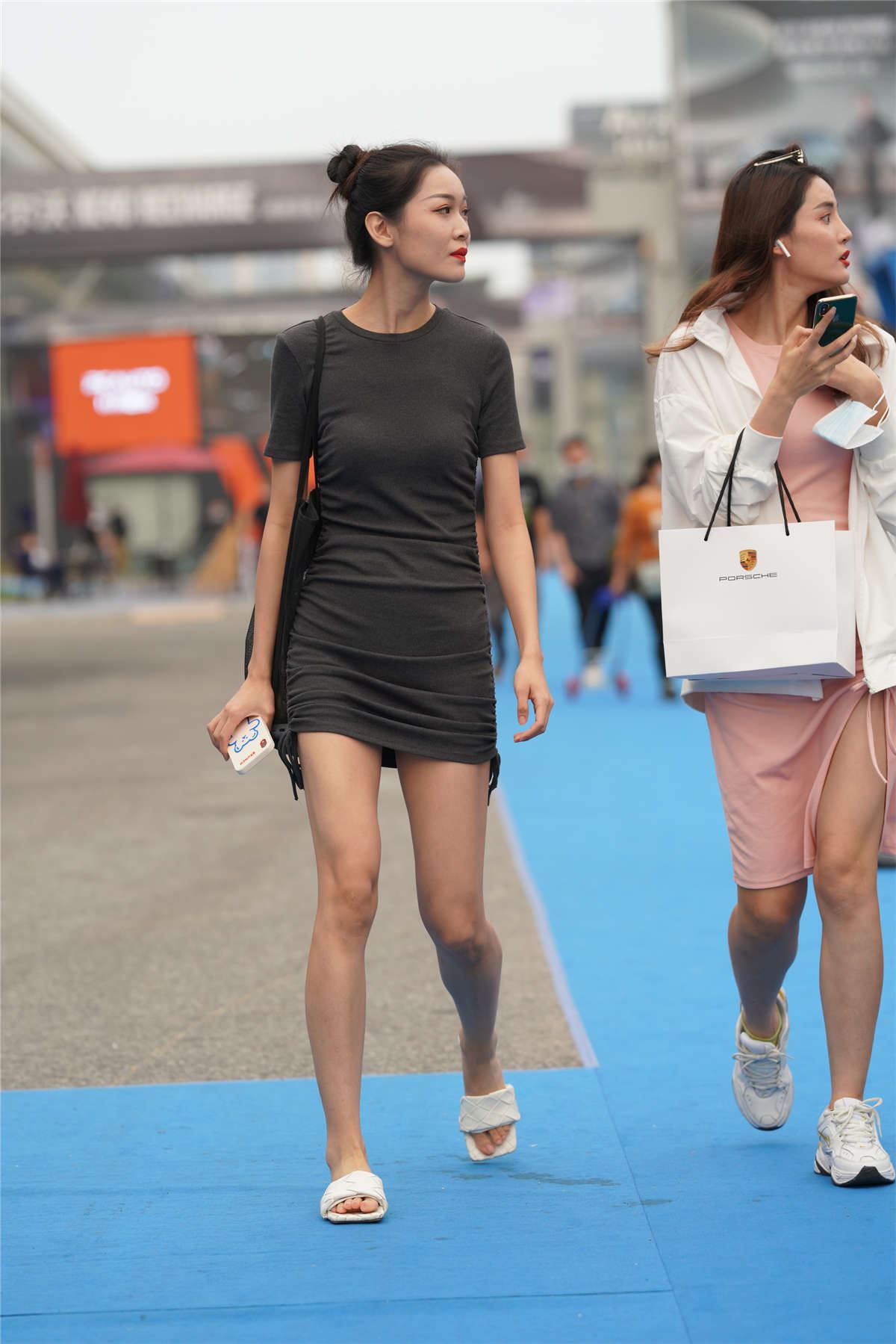黑色紧身包臀裙