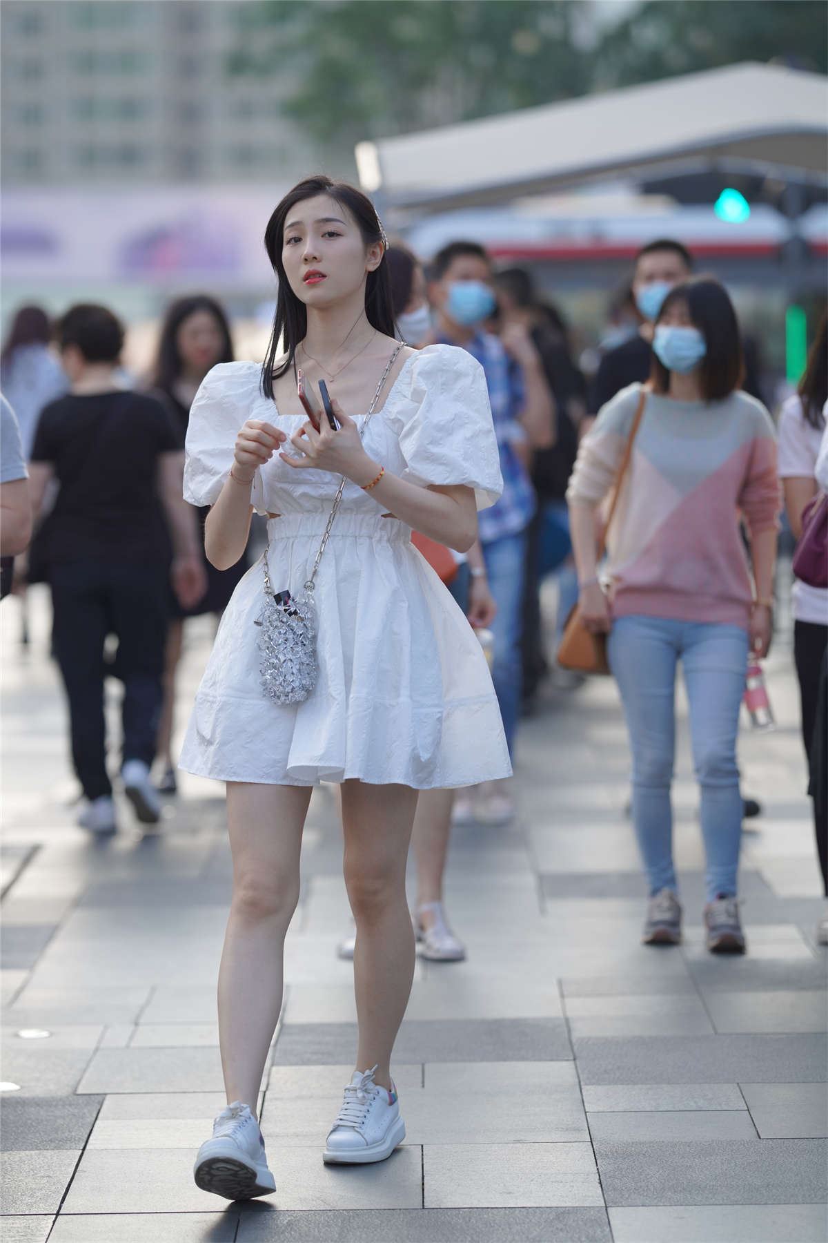 白裙清爽女孩