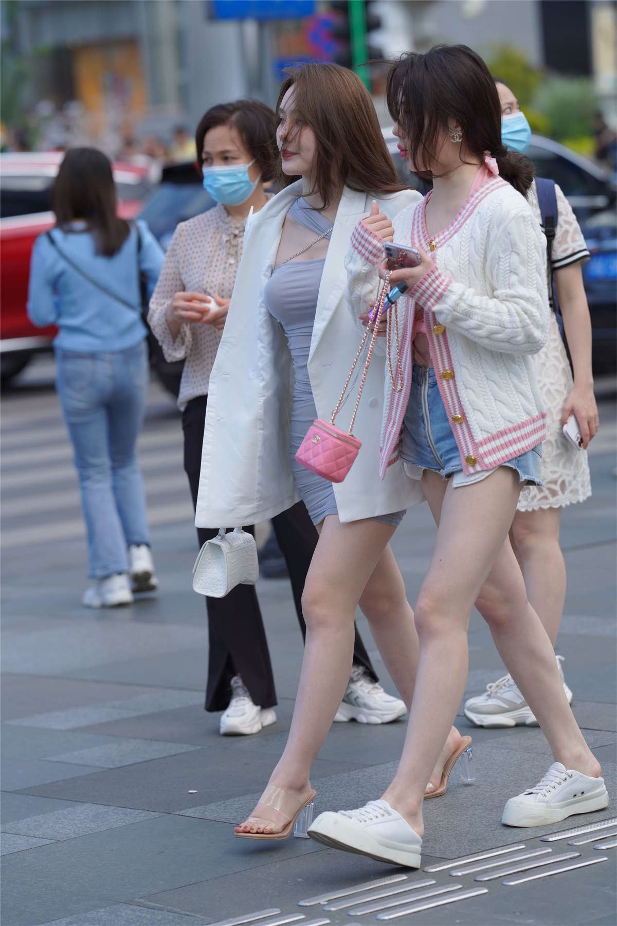 热裤甜妹