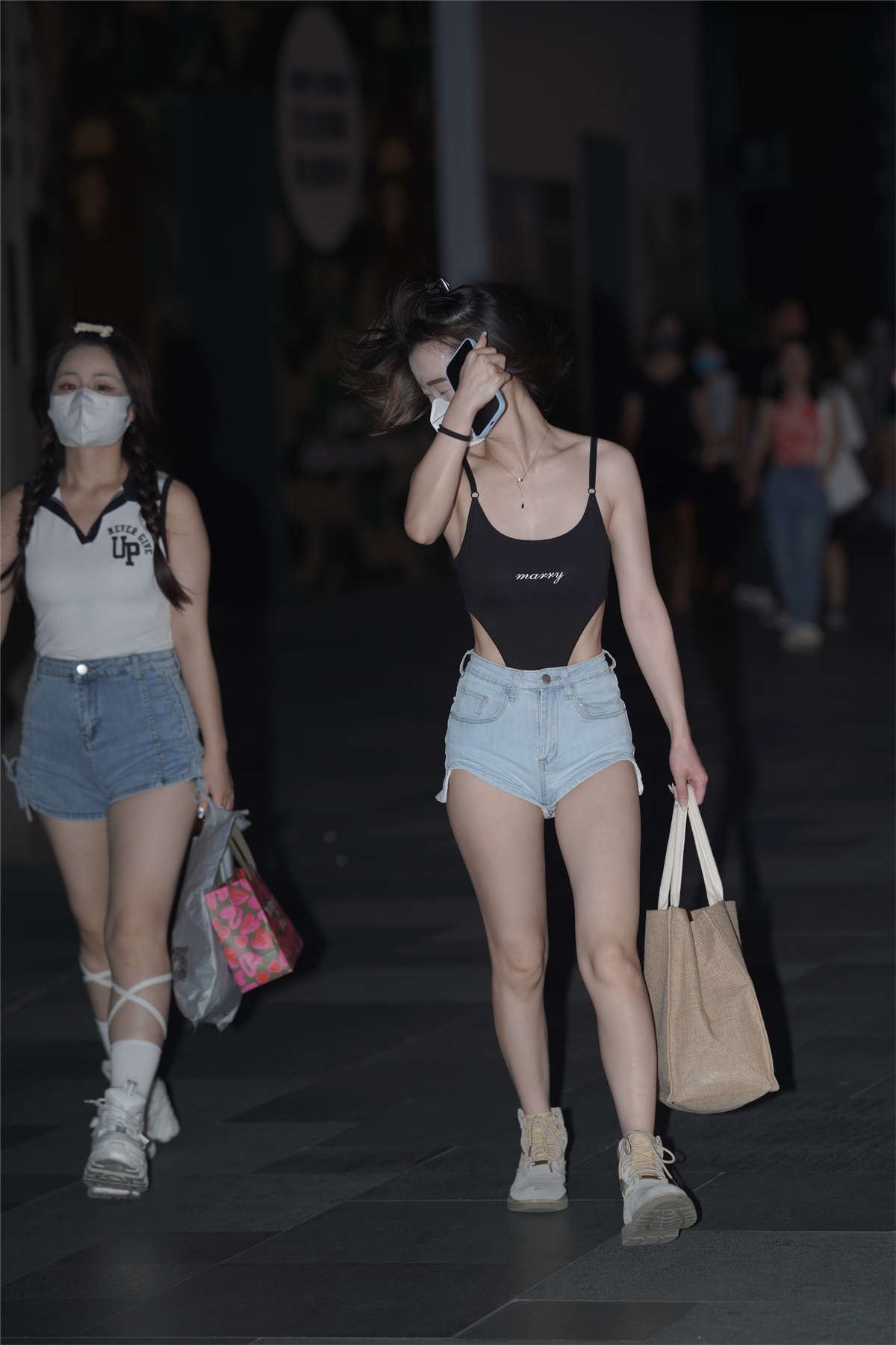 蓝色热裤黑色连体衣小蛮腰