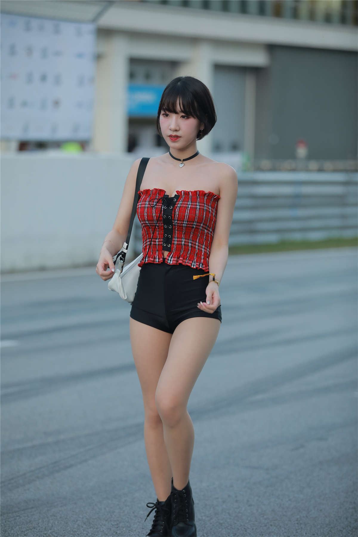 黑色热裤白嫩美腿