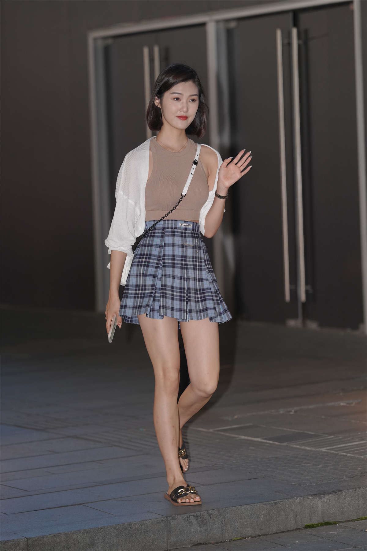清爽格子裙短发妹