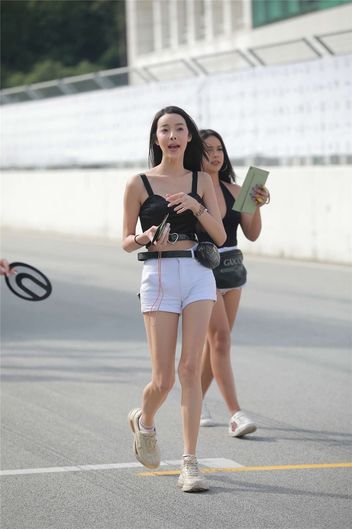 白色热裤香肩美腿