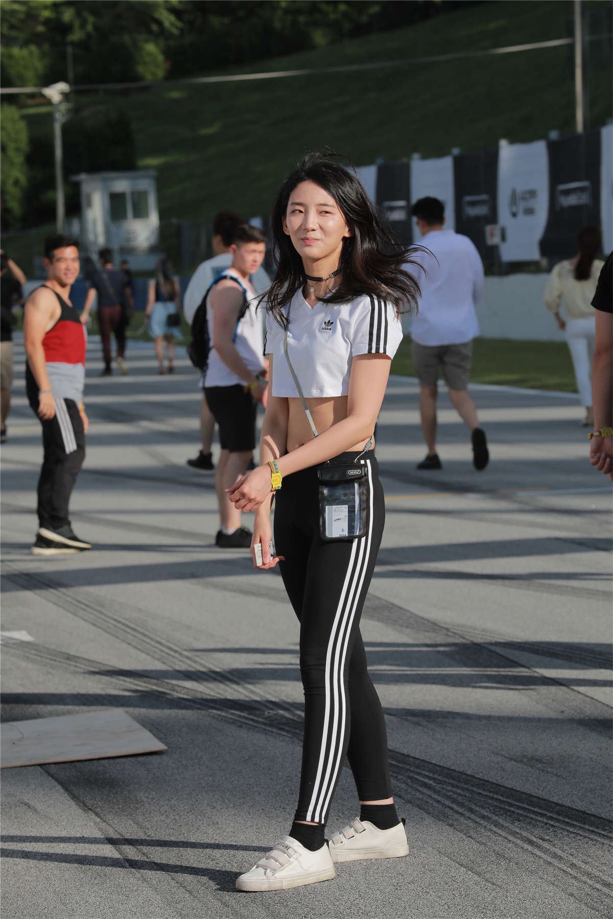 黑色紧身裤小蛮腰