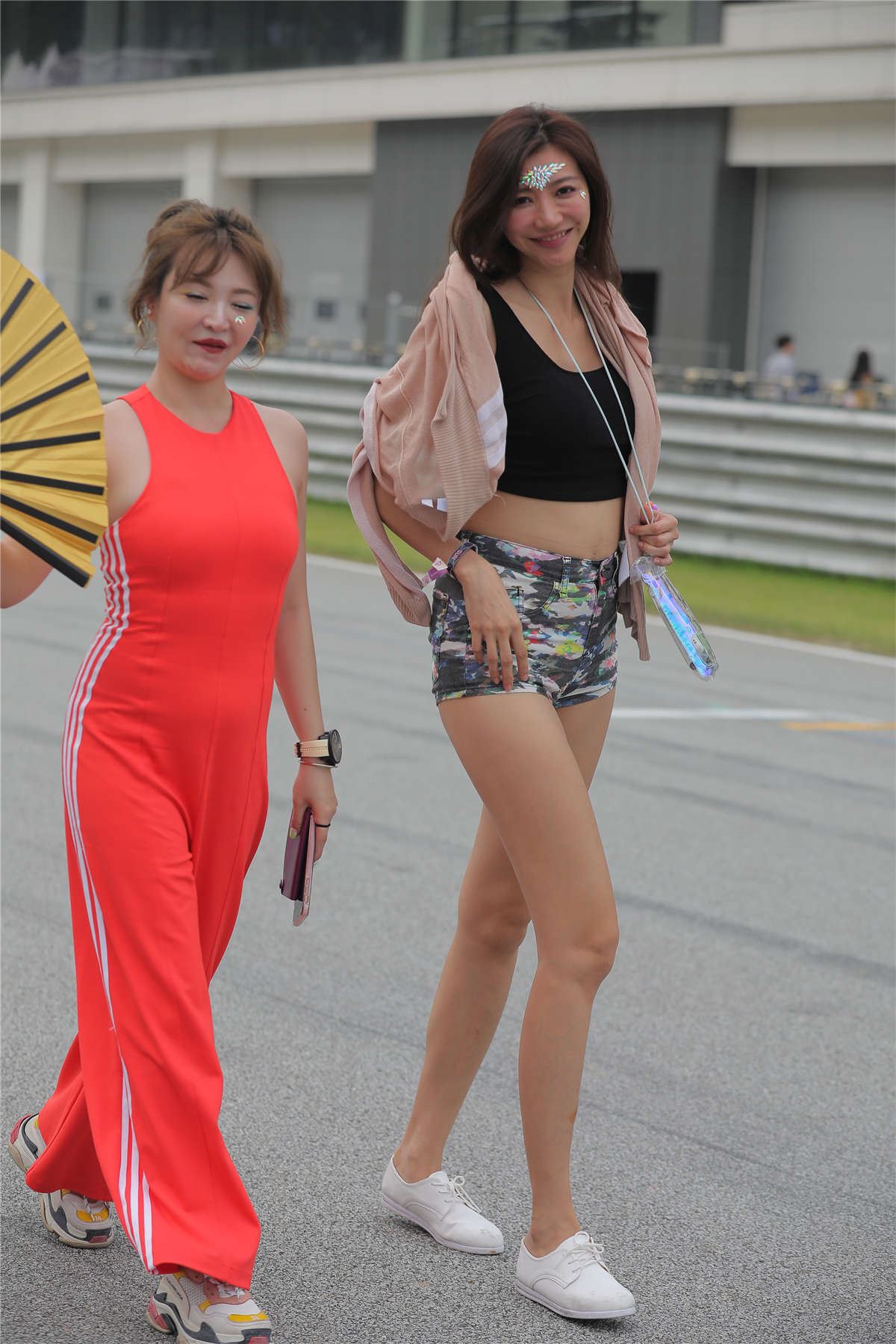 花色热裤美腿