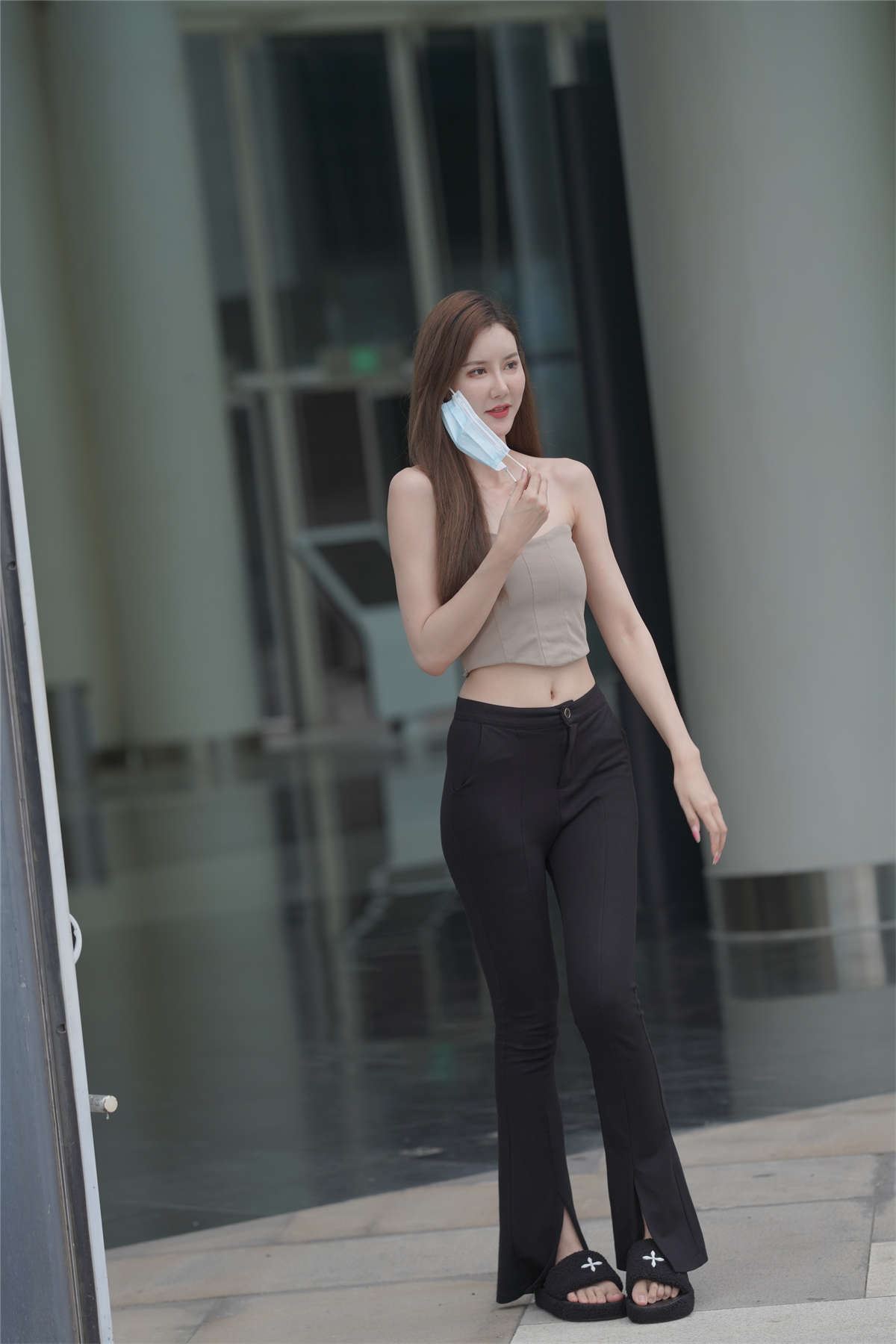 黑色喇叭裤长腿美腿香肩