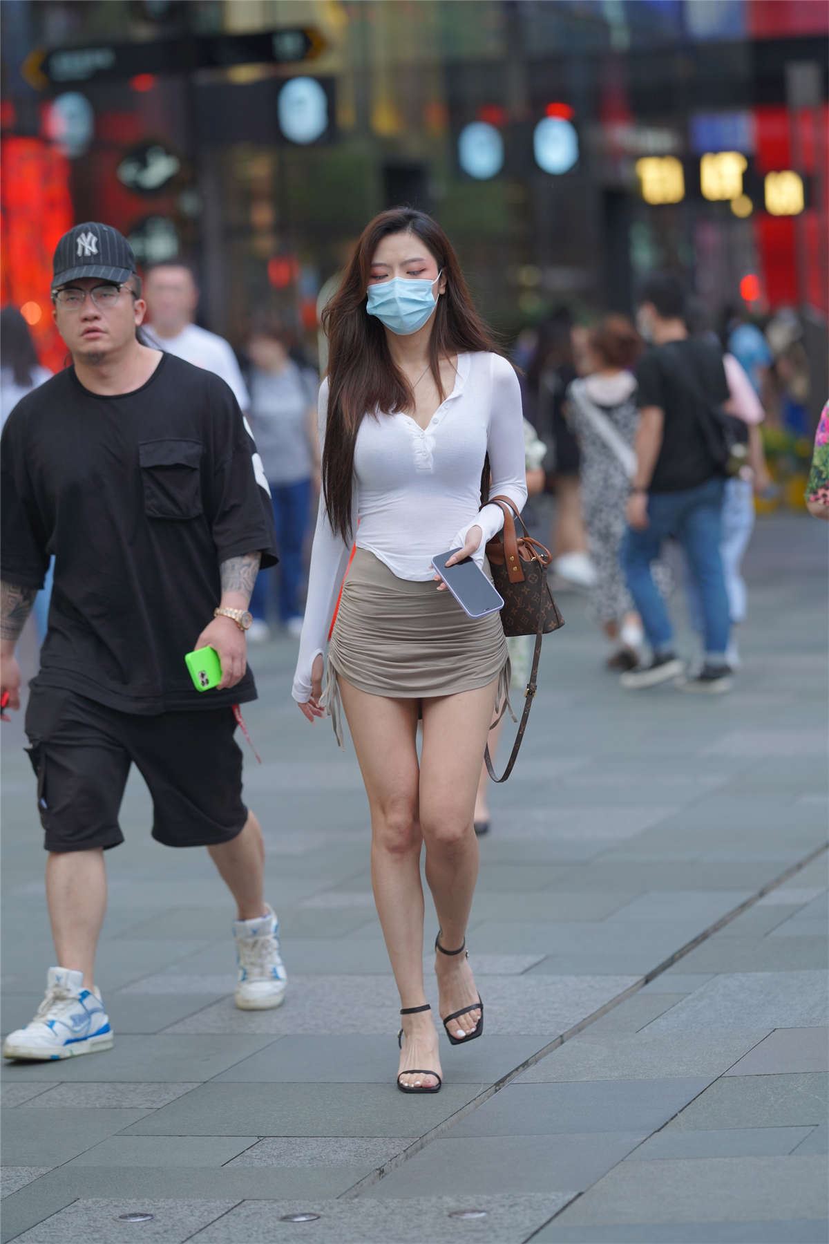 灰色包臀裙美眉