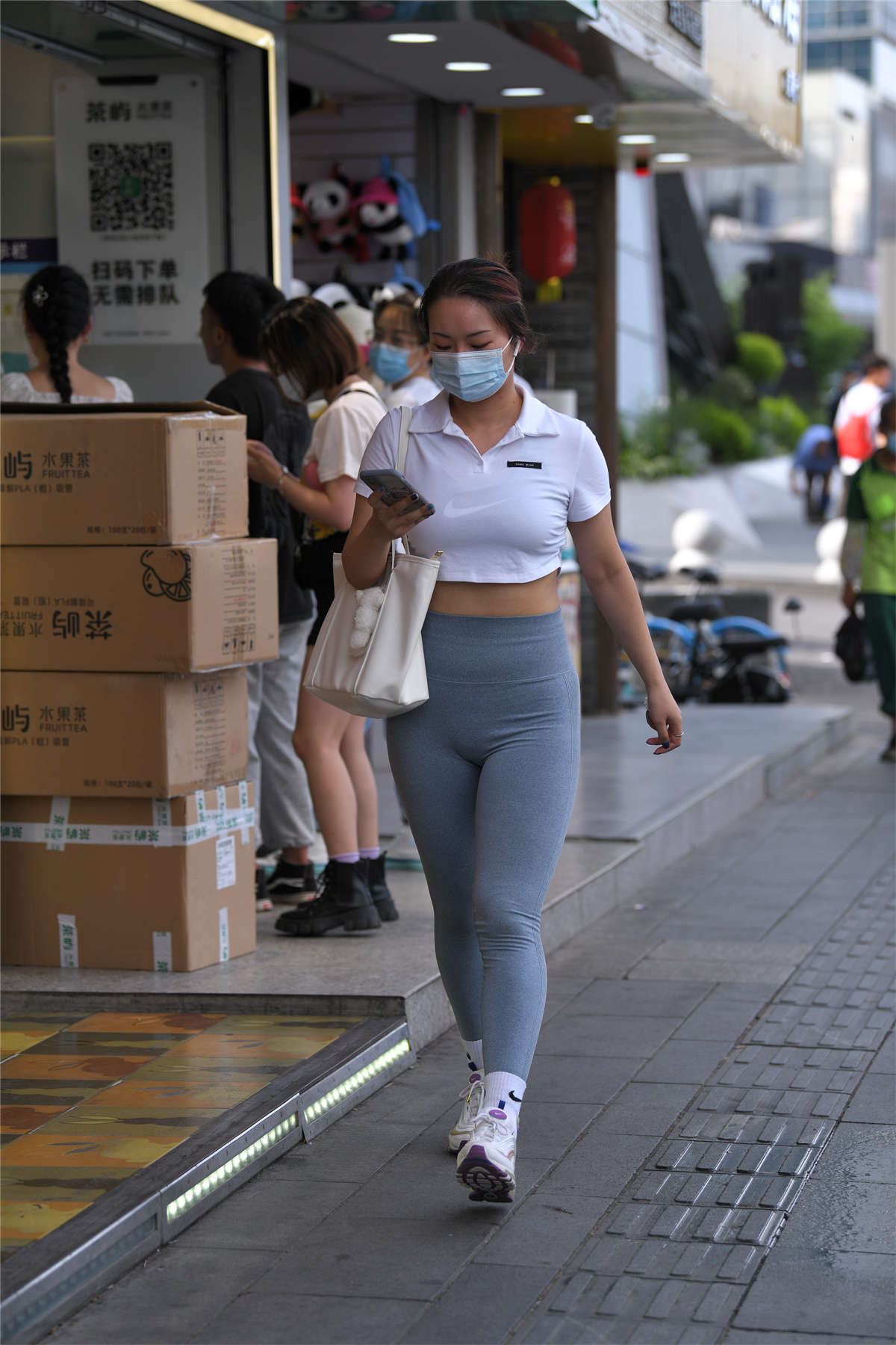 灰色翘臀紧身裤
