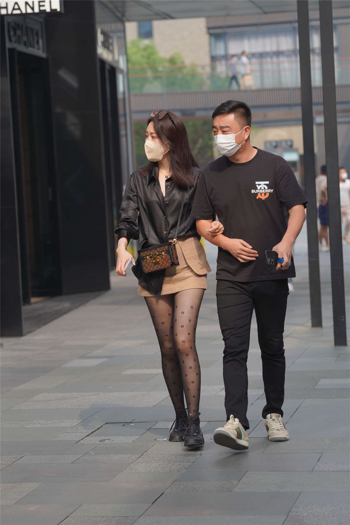 咖色短裙美腿黑丝