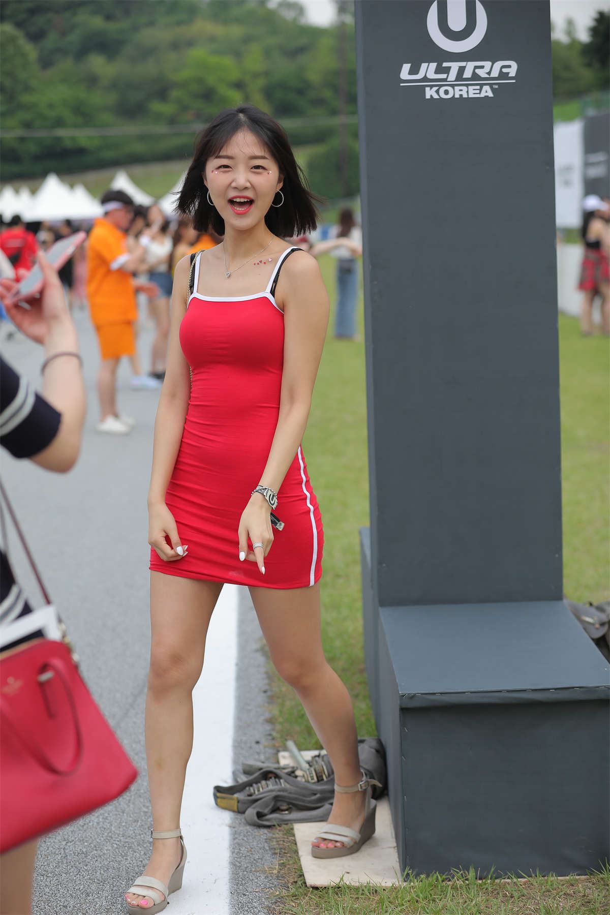 红色紧身包臀裙翘臀