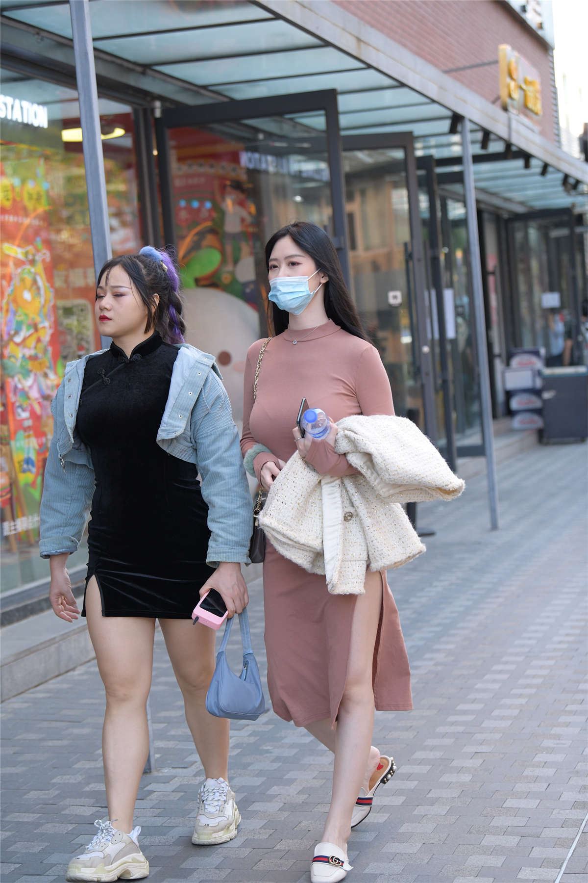 粉色紧身包臀裙美腿