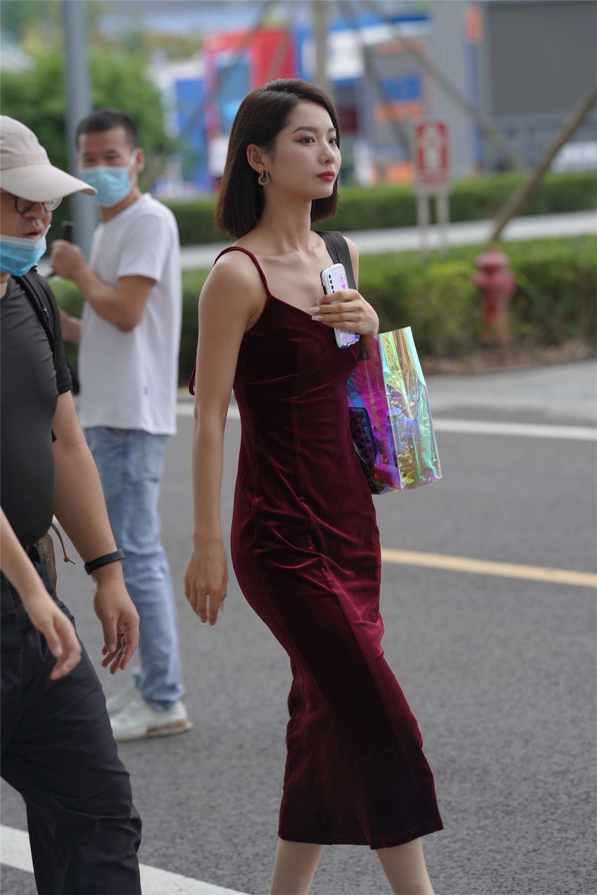 清秀红长裙