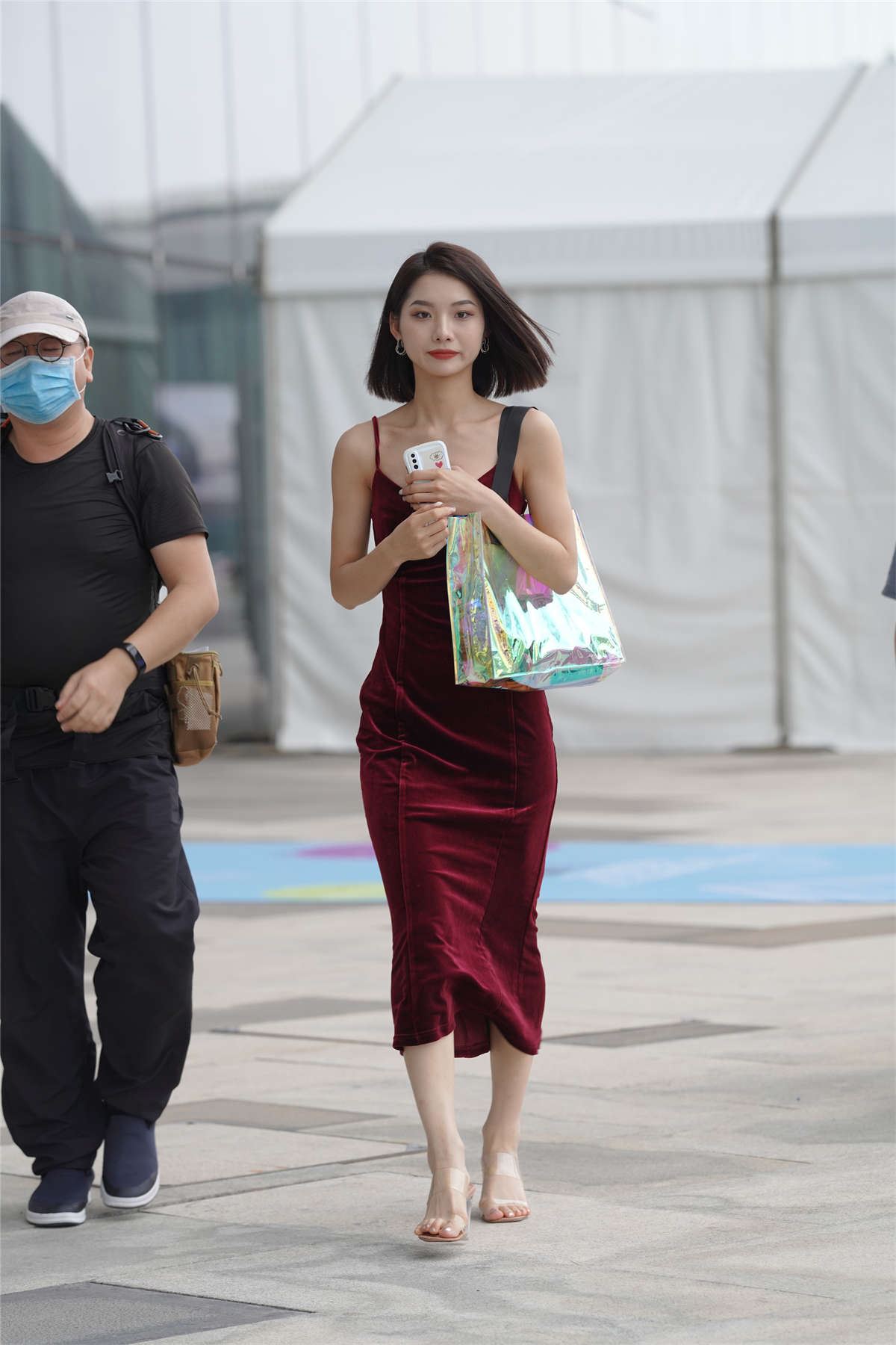 清秀红长裙