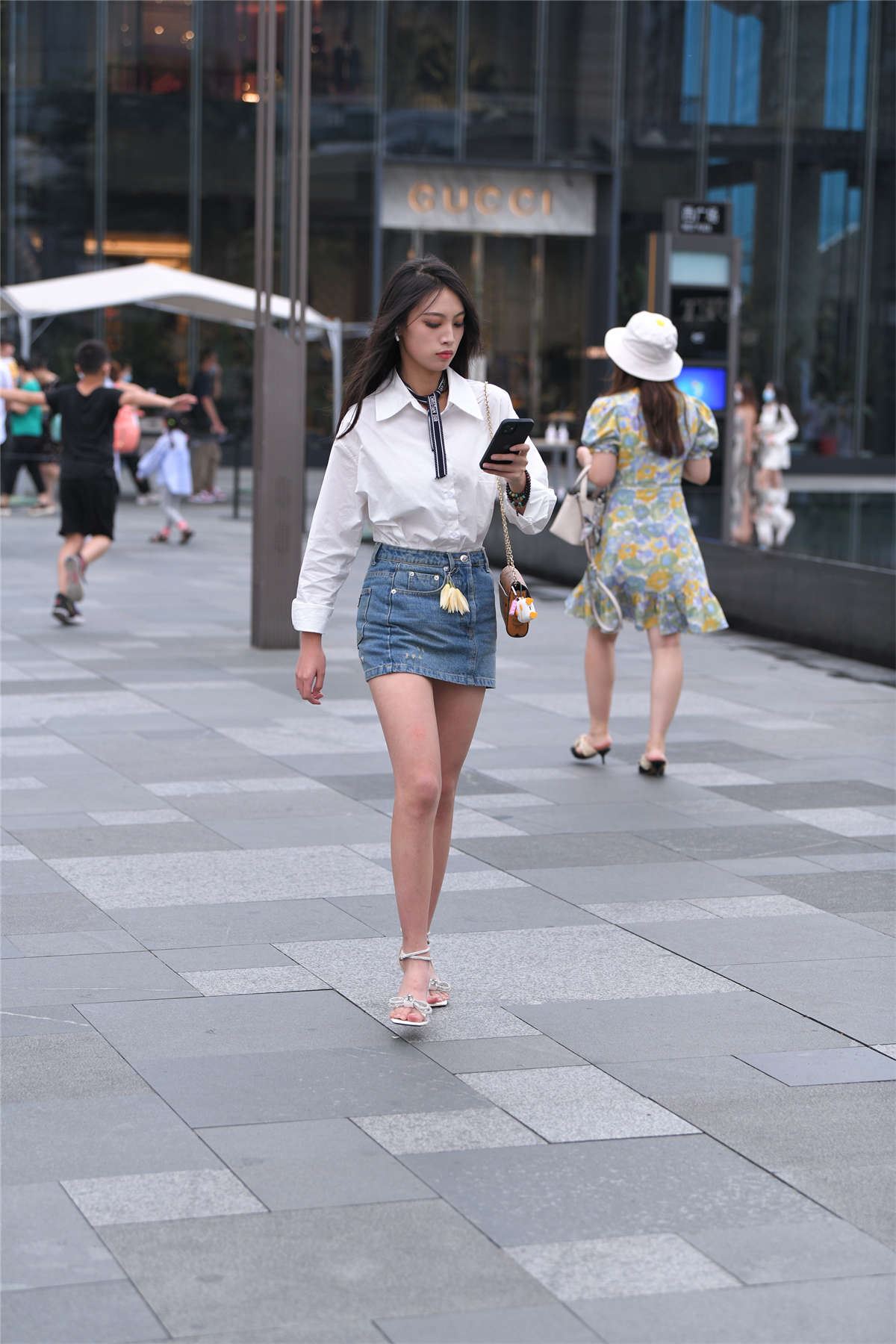 牛仔裙长发妹
