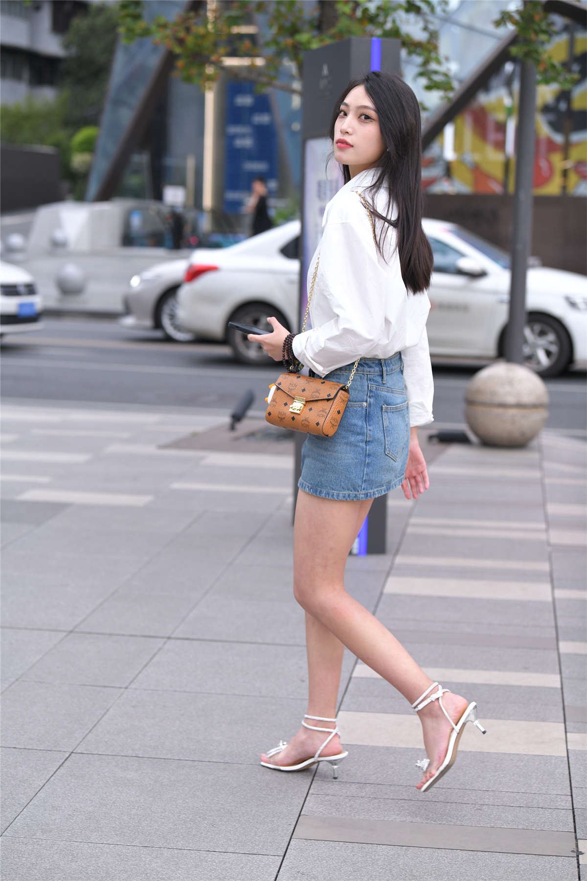 牛仔裙长发妹