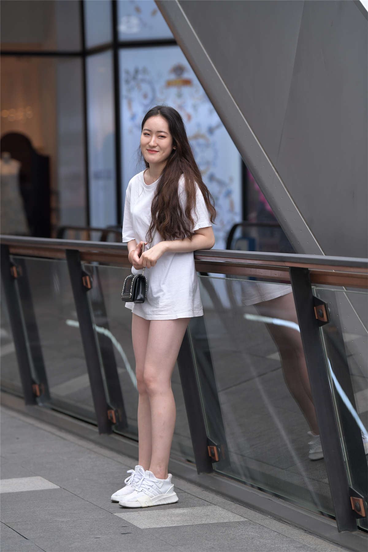 简单白T裇少女
