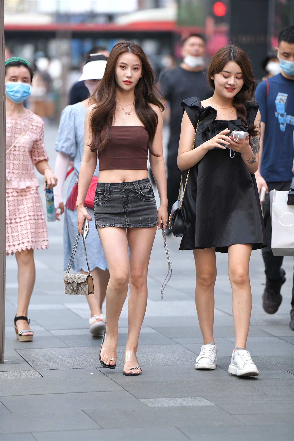 黑色热裤美腿凉高