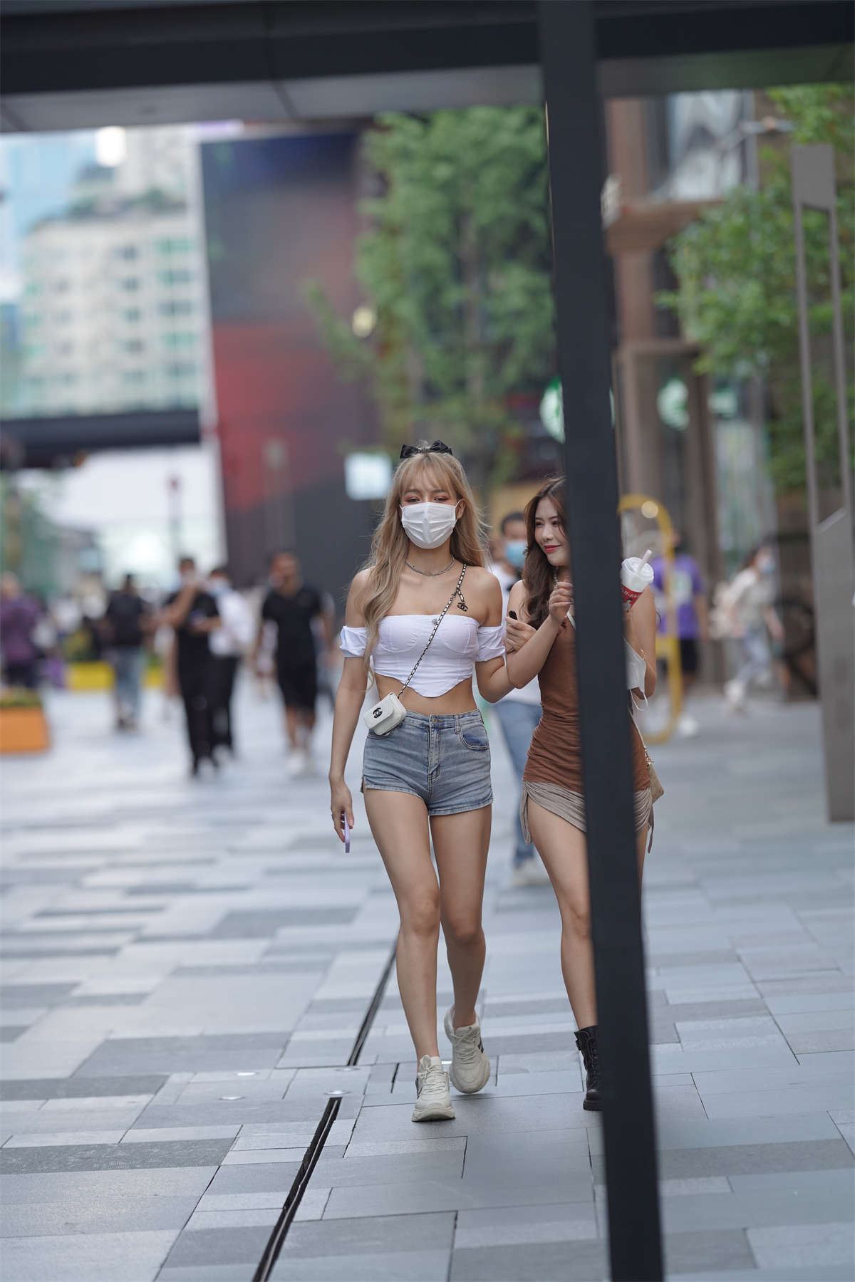 蓝色热裤美腿翘臀