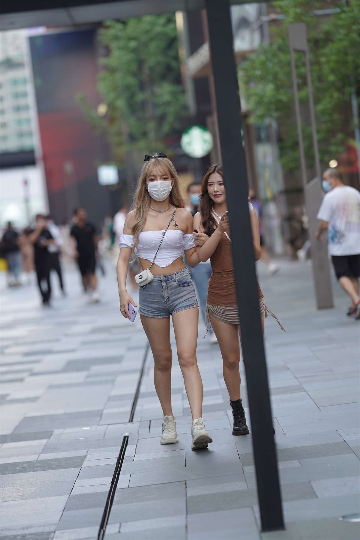 蓝色热裤美腿翘臀