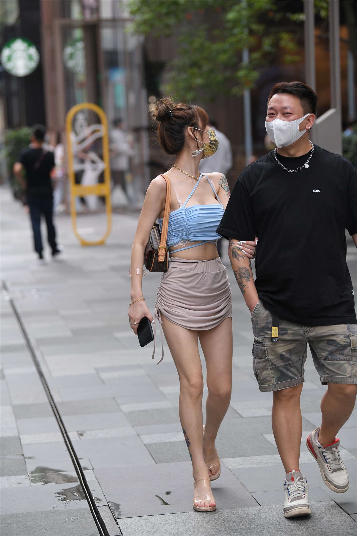 咖色紧身包臀裙香肩纹身