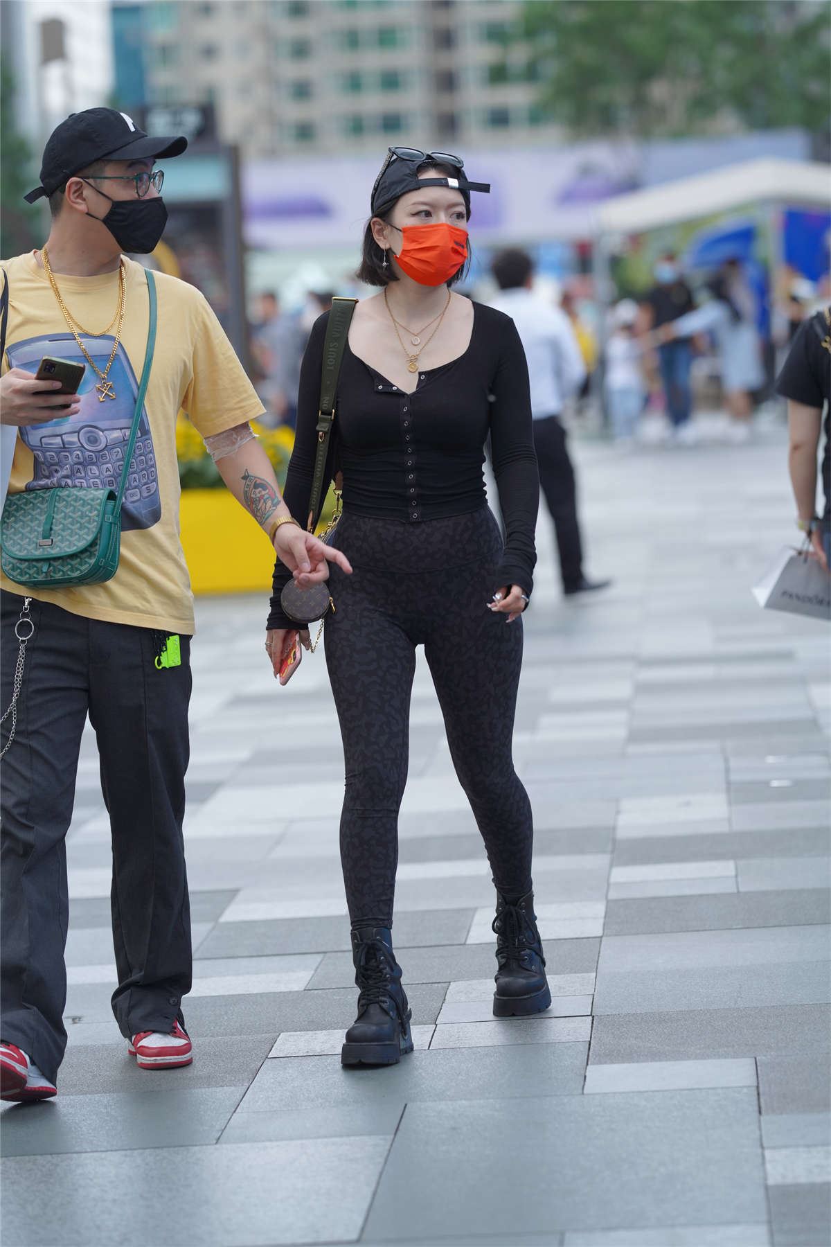 黑色蟒纹紧身裤
