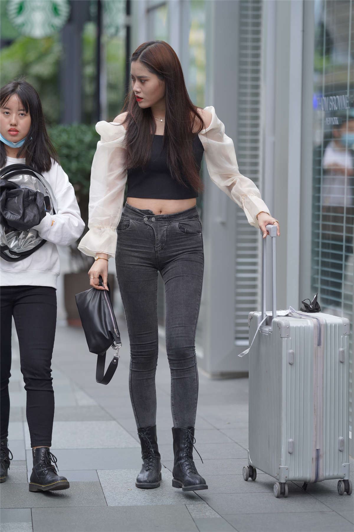 牛仔裤皮靴美女
