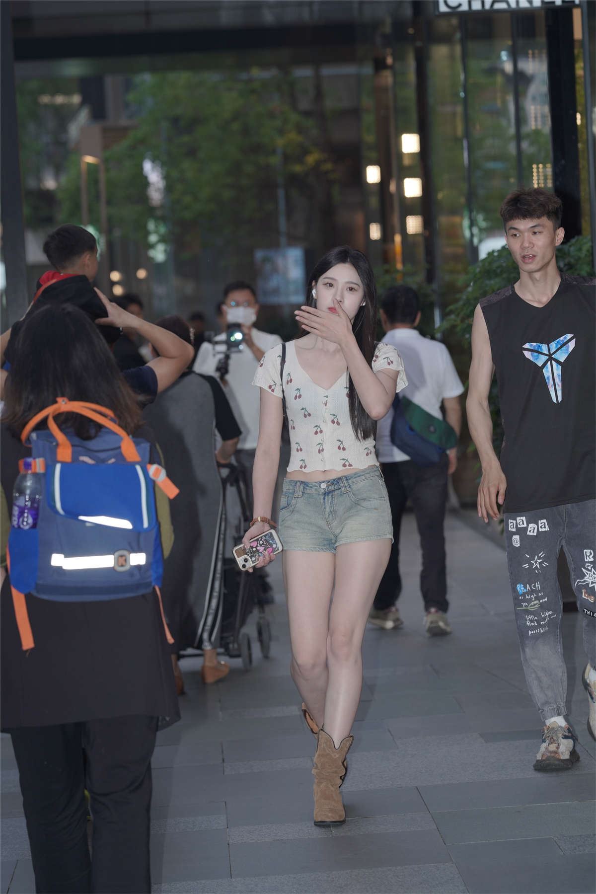 牛仔短裤长发妹