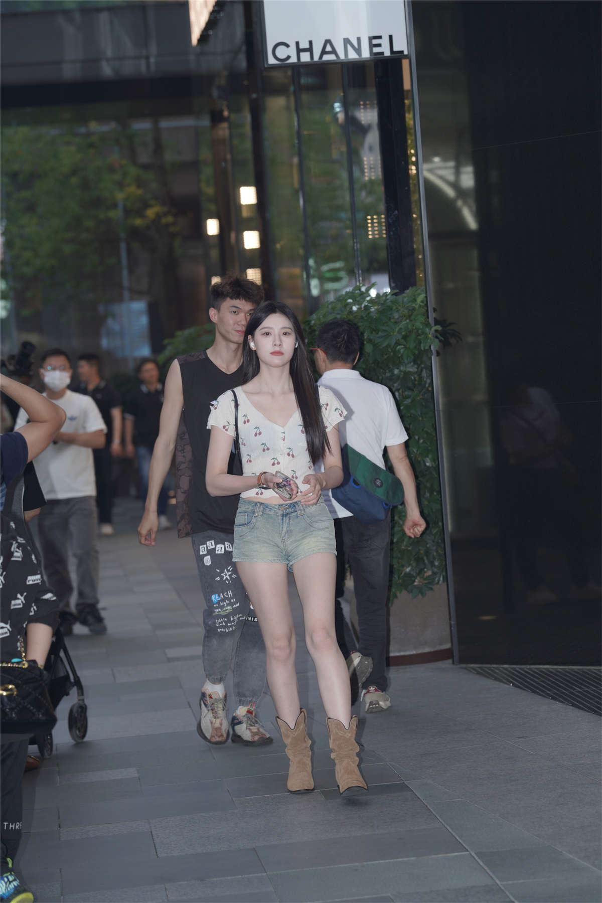 牛仔短裤长发妹
