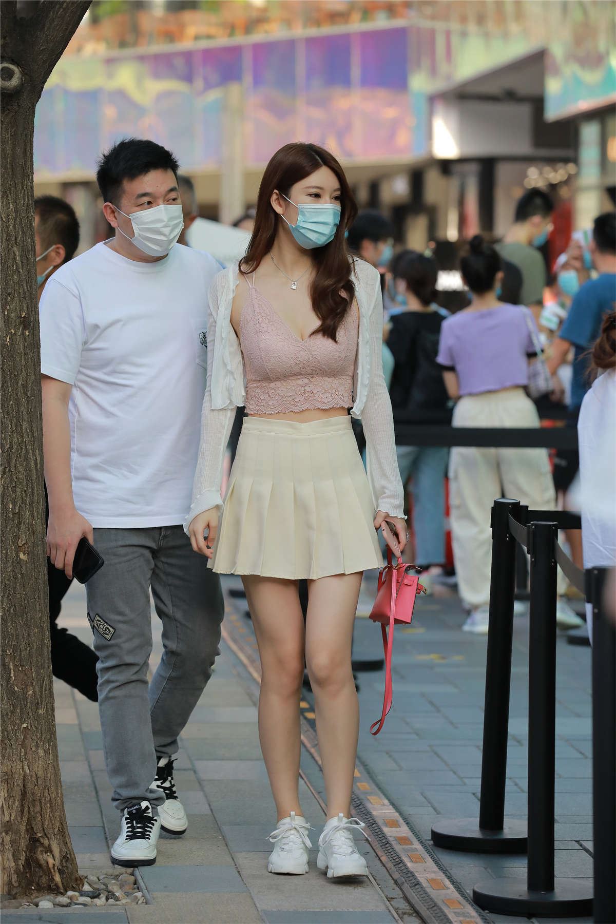 白色短裙吊带美胸