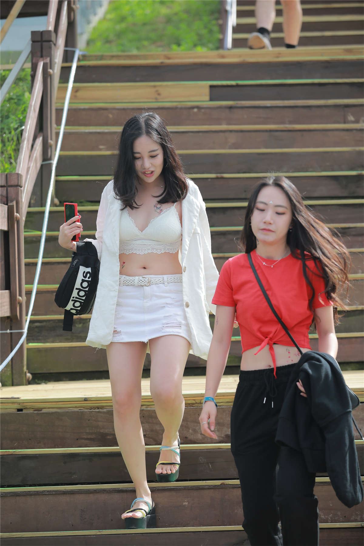 白色紧身包臀裙吊带美胸