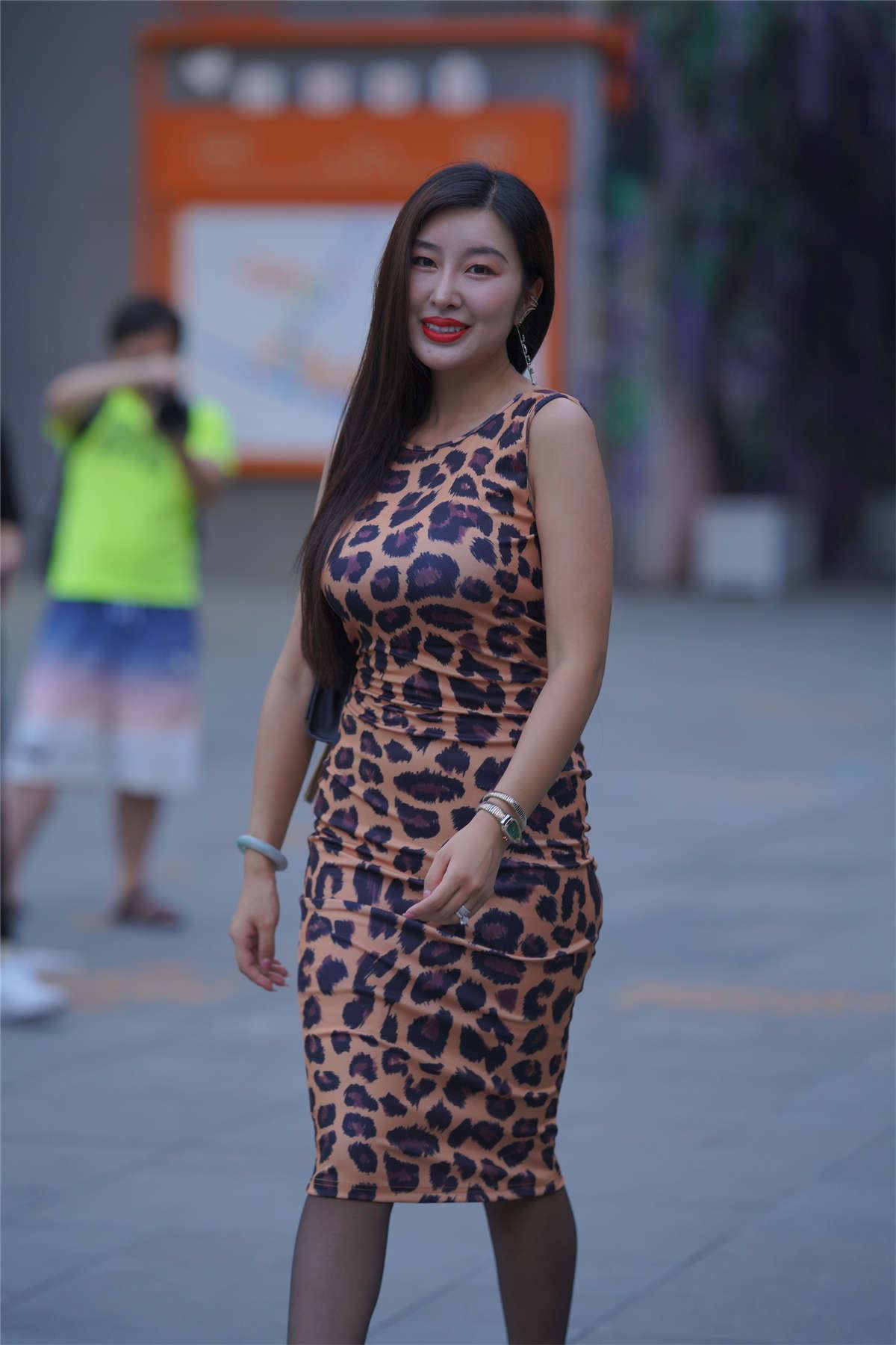 豹纹紧身包臀裙黑丝美腿