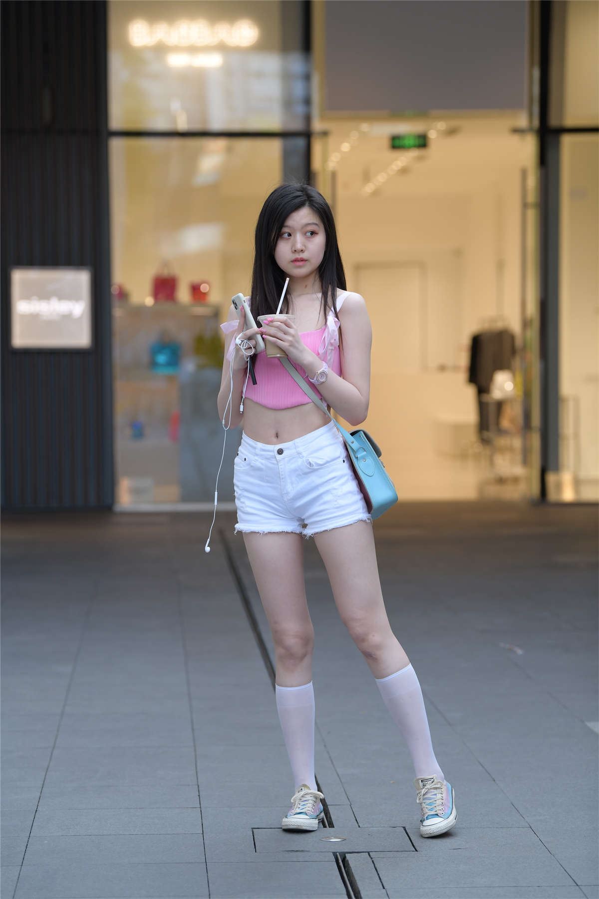 白色短裤小蛮腰