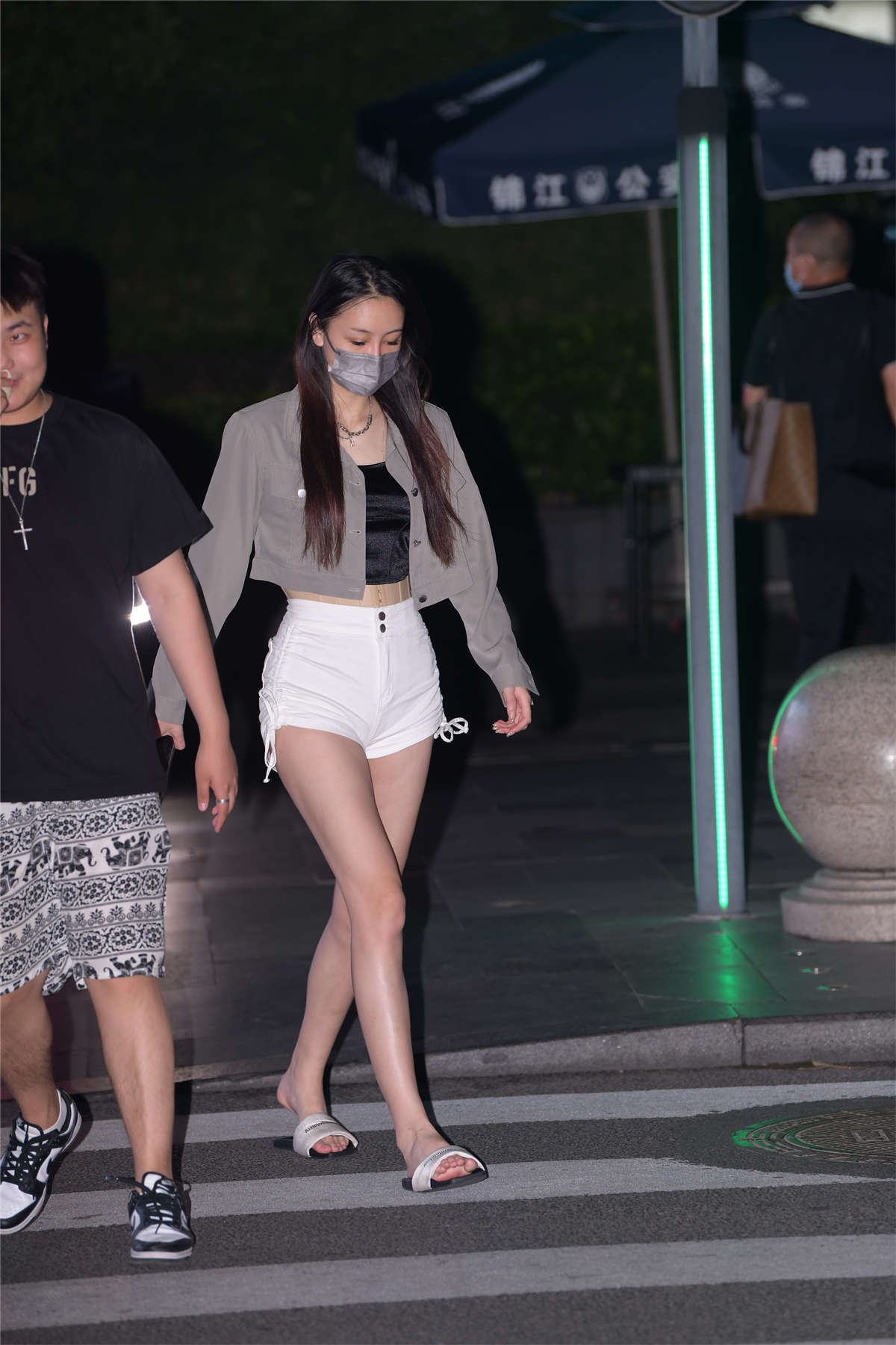 黑夜靓丽短裤
