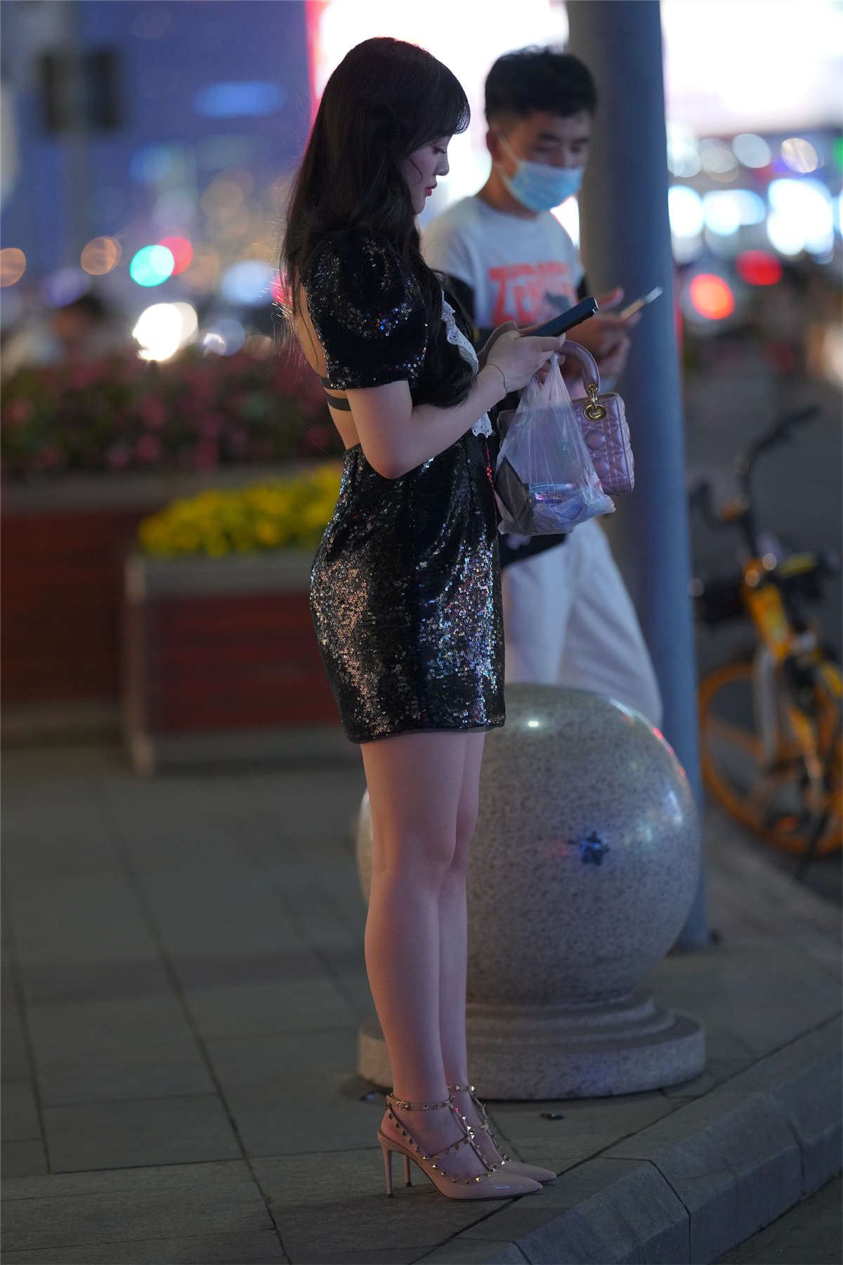 黑色露背裙
