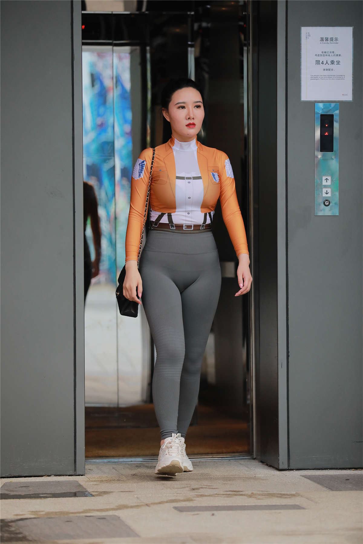 灰色紧身裤翘臀